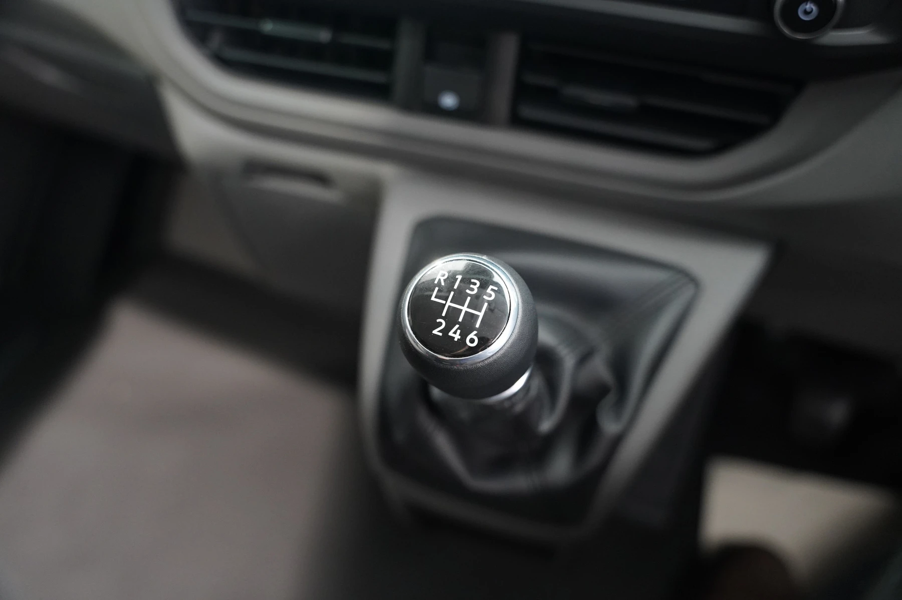Volkswagen-Transporter-image-22