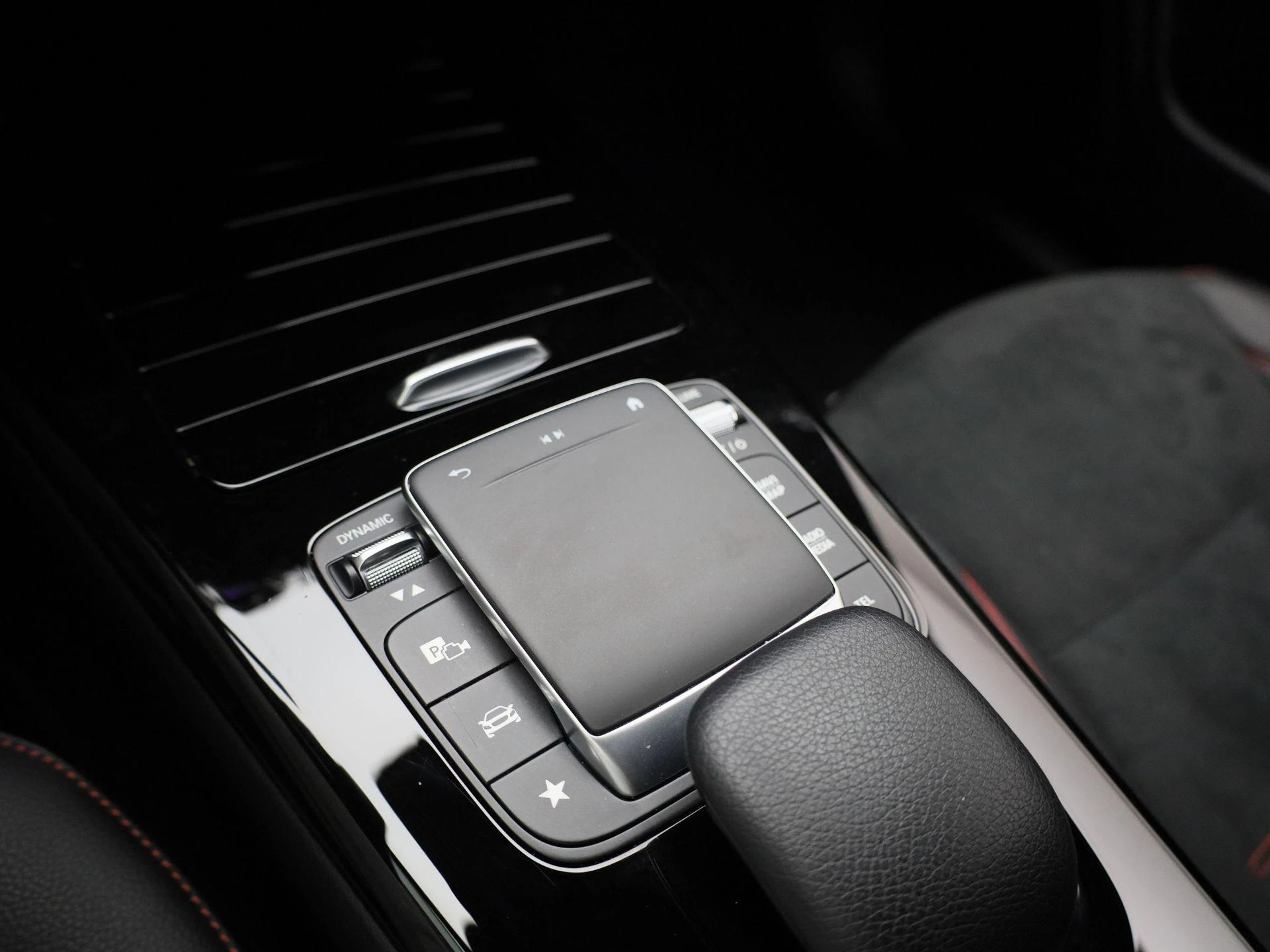 Mercedes-Benz-CLA-image-26