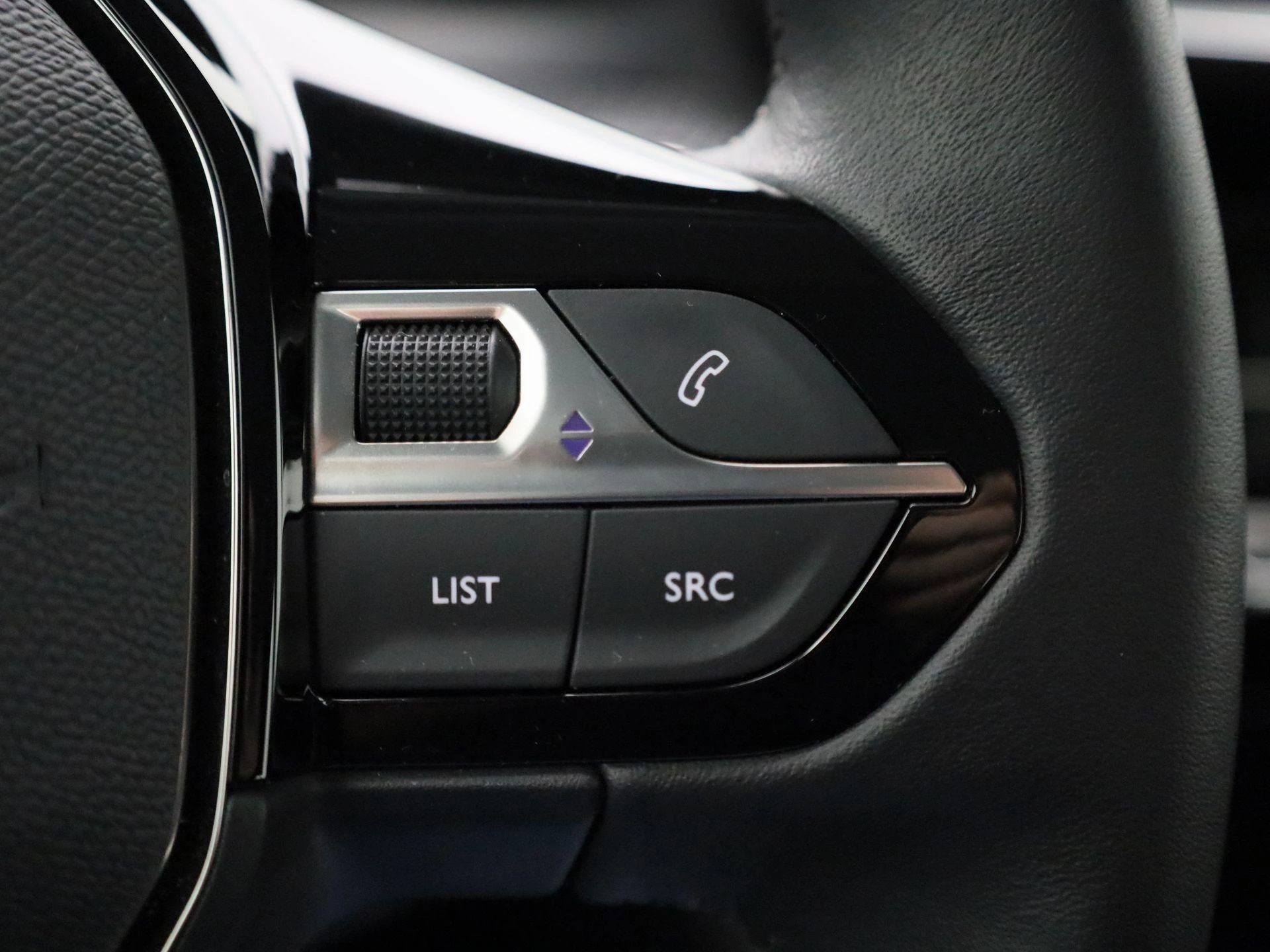 Peugeot-e-2008-image-19