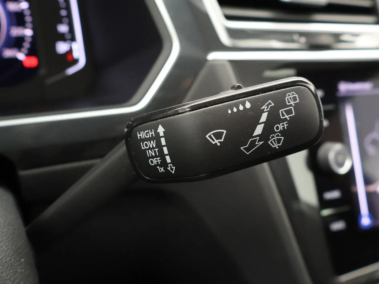 Volkswagen-Tiguan-image-16
