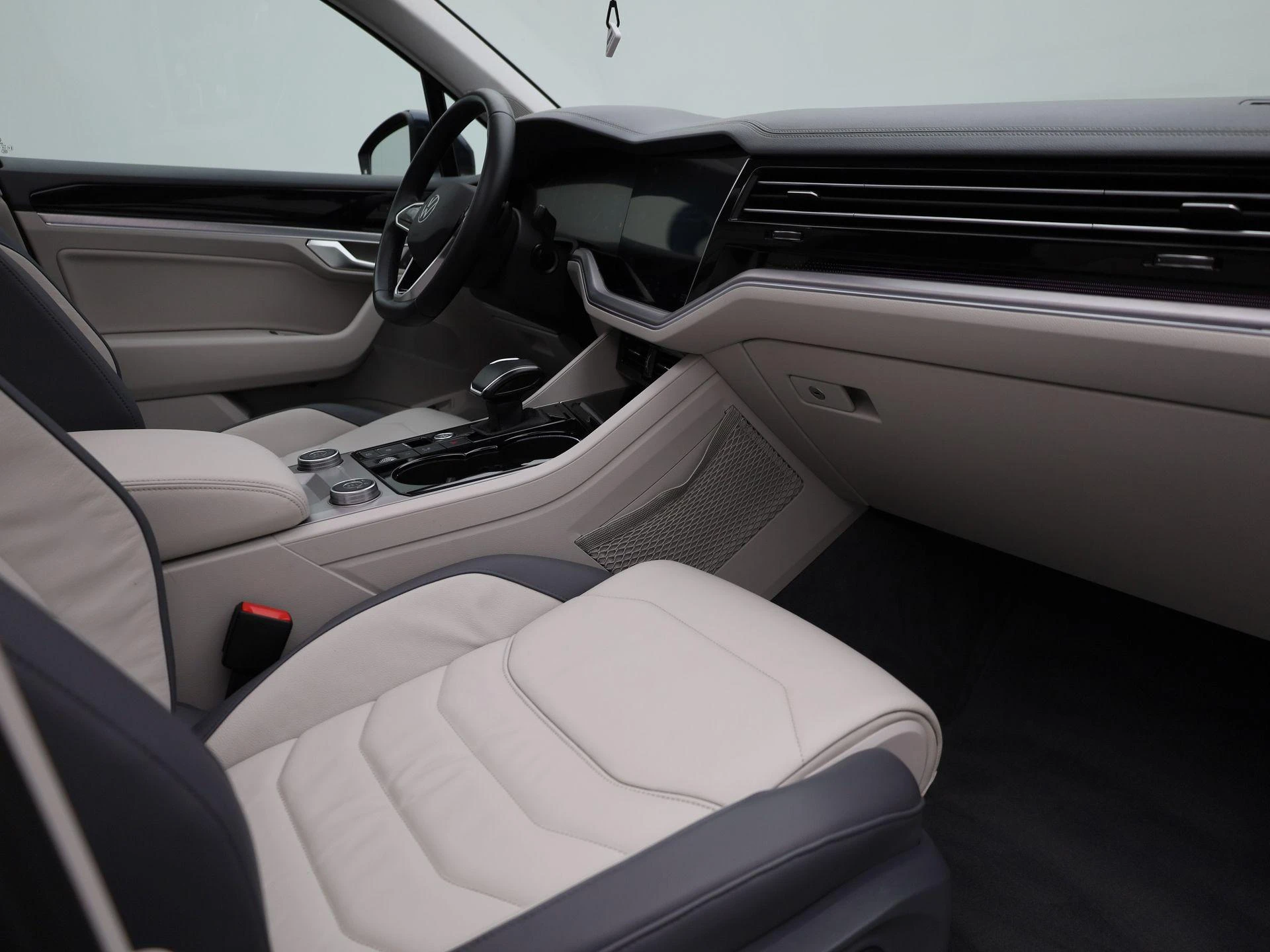 Volkswagen-Touareg-image-47