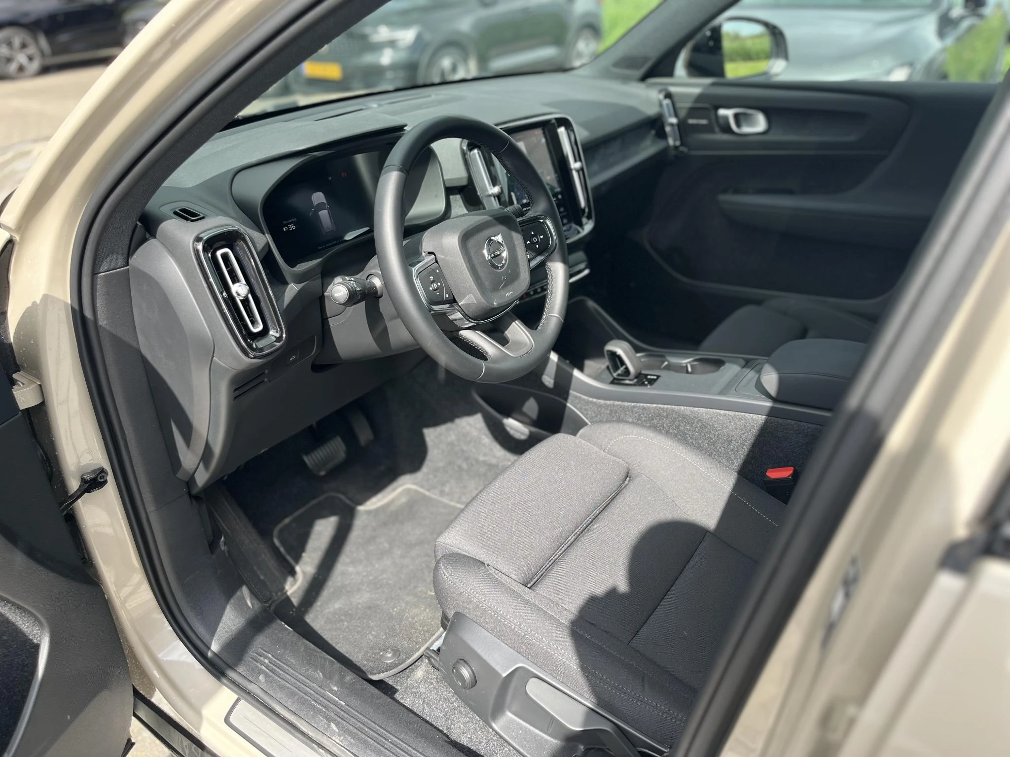 Volvo-EX40-image-6