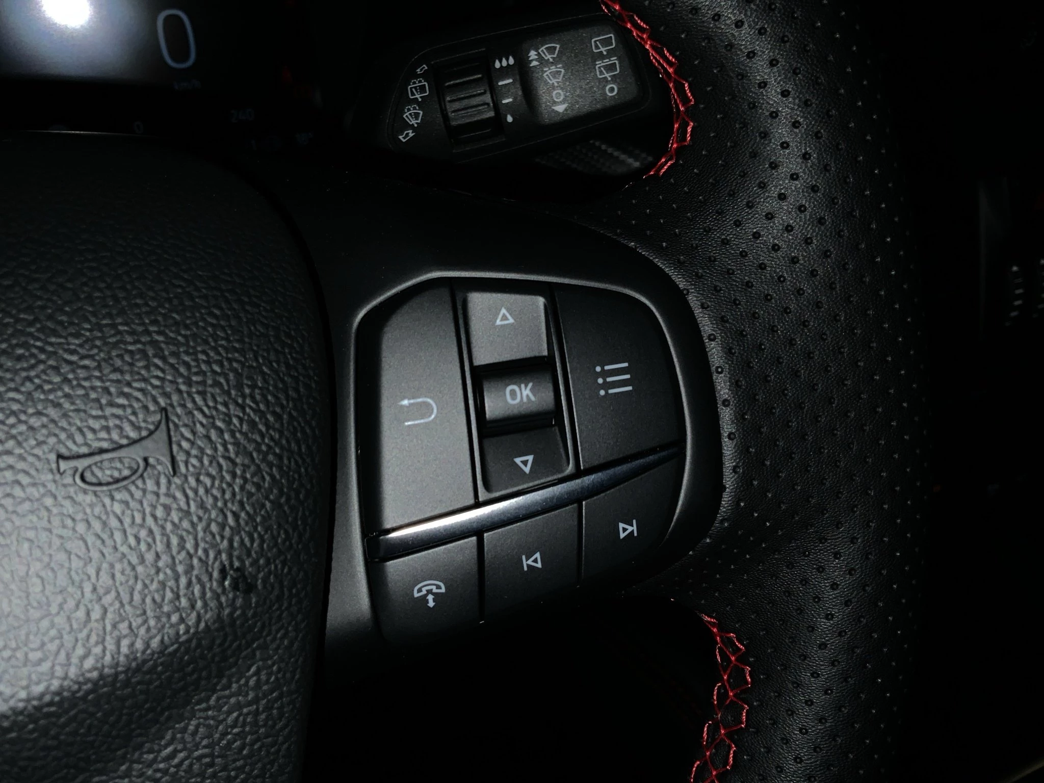 Ford Kuga ST-Line X Aut.*PANO*AHK*360GRAD*LED-MATRIX*NAVI*GRA*WINTER-PKT..