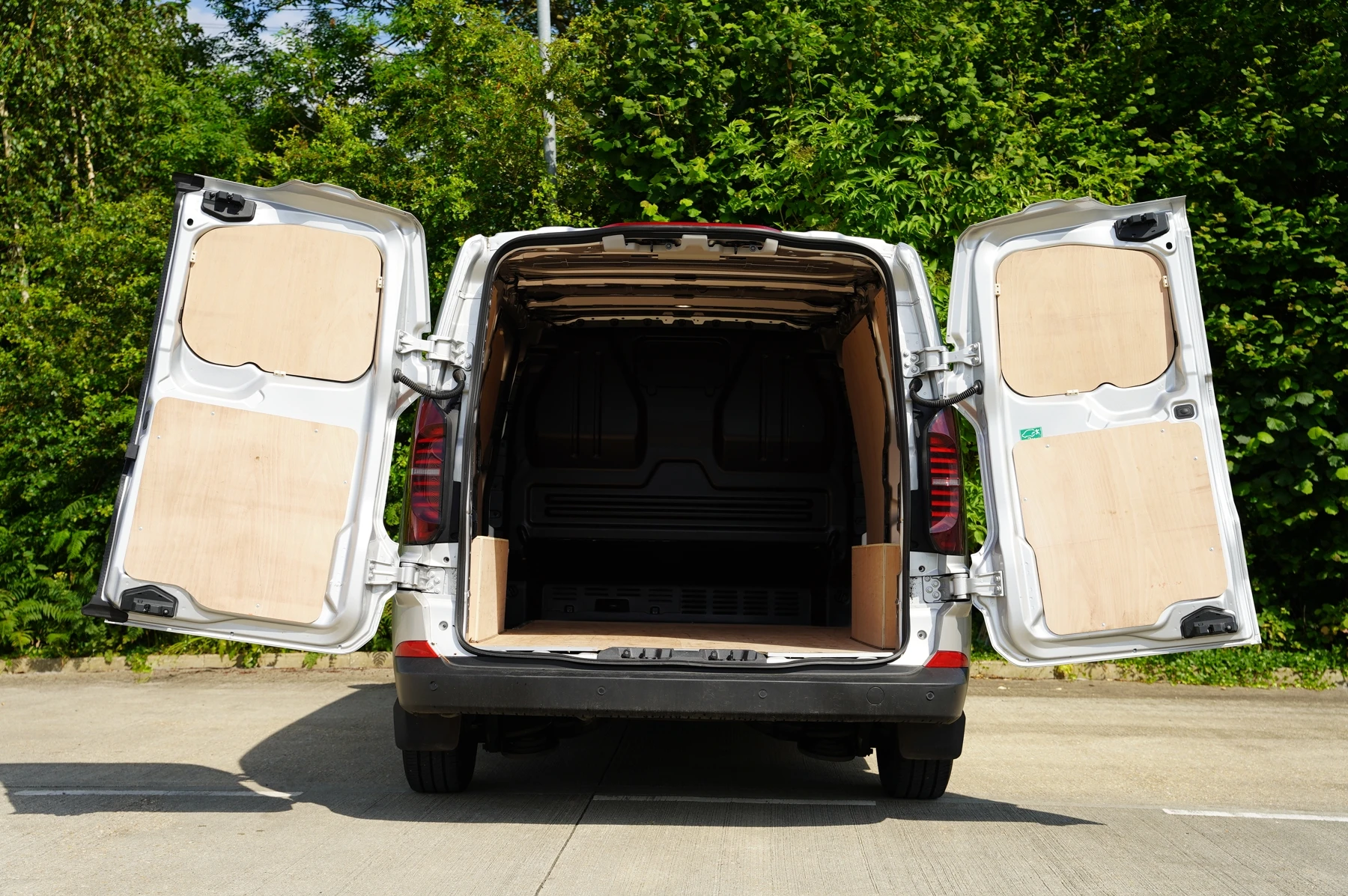 Volkswagen-Transporter-image-31