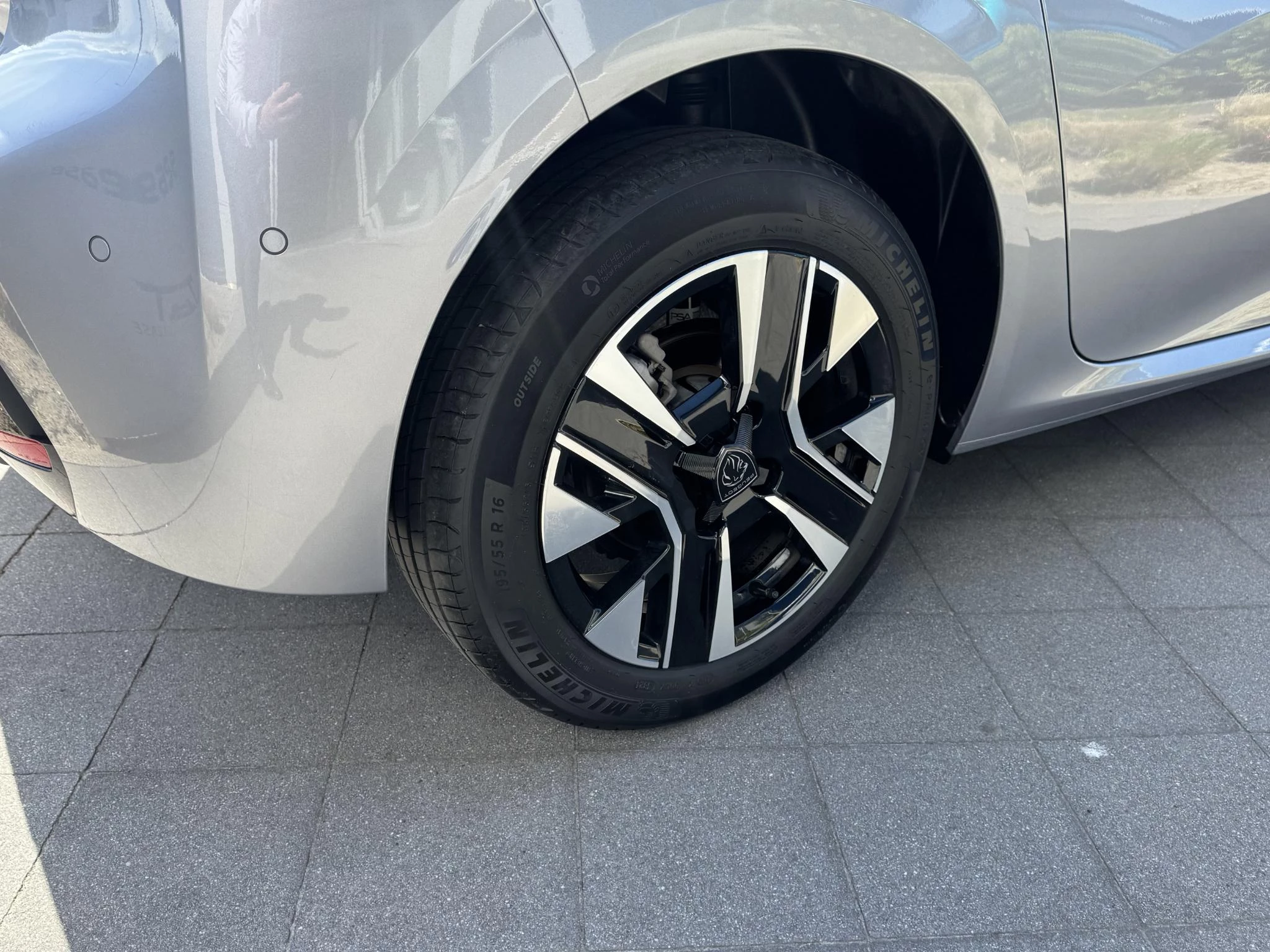 Peugeot-208-image-12