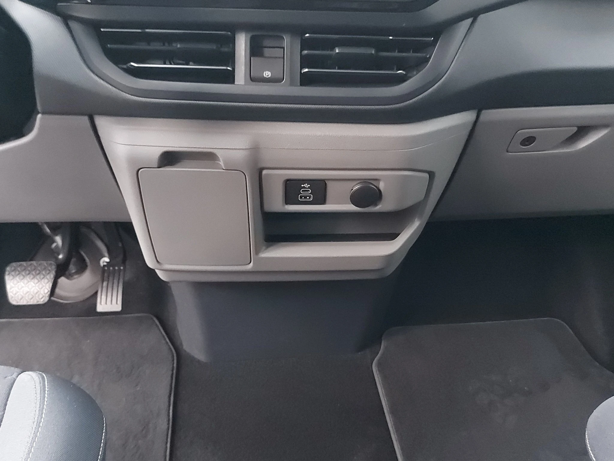Ford-Tourneo Custom-image-13