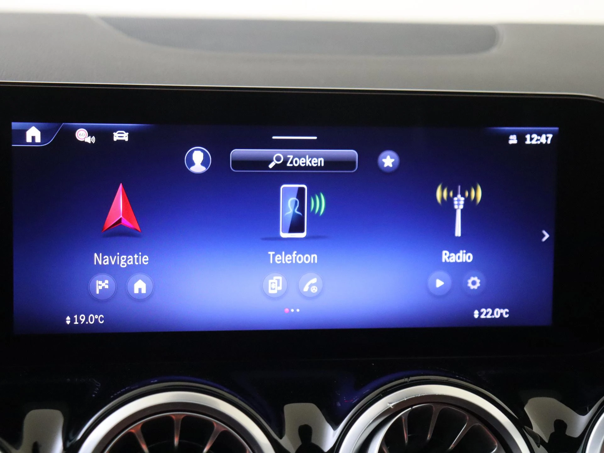 Mercedes-Benz-GLA-image-12