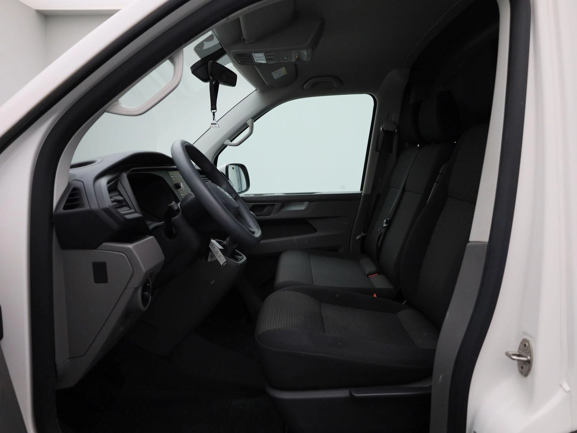 Volkswagen-Transporter-image-6