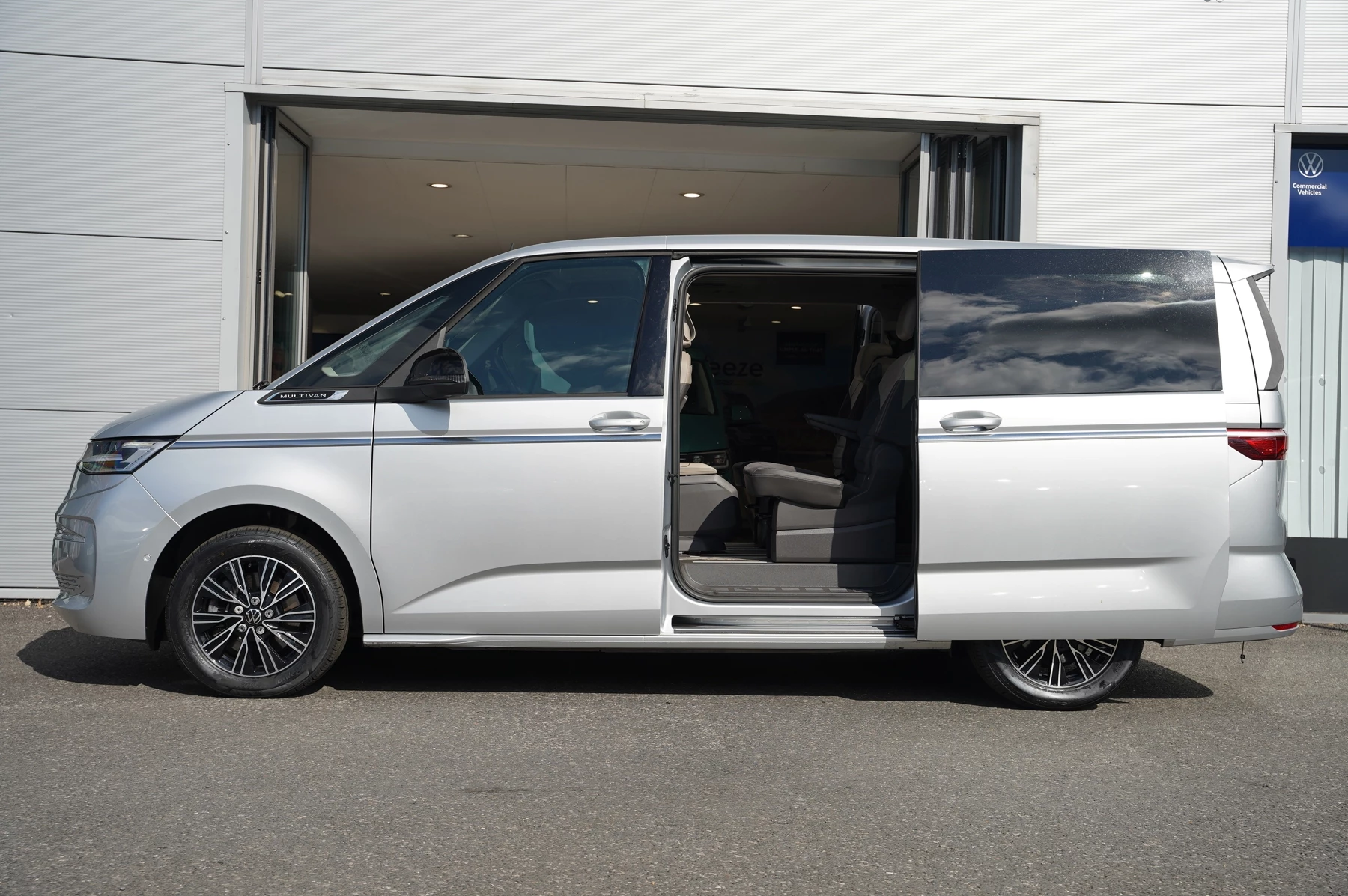 Volkswagen-Multivan-image-40