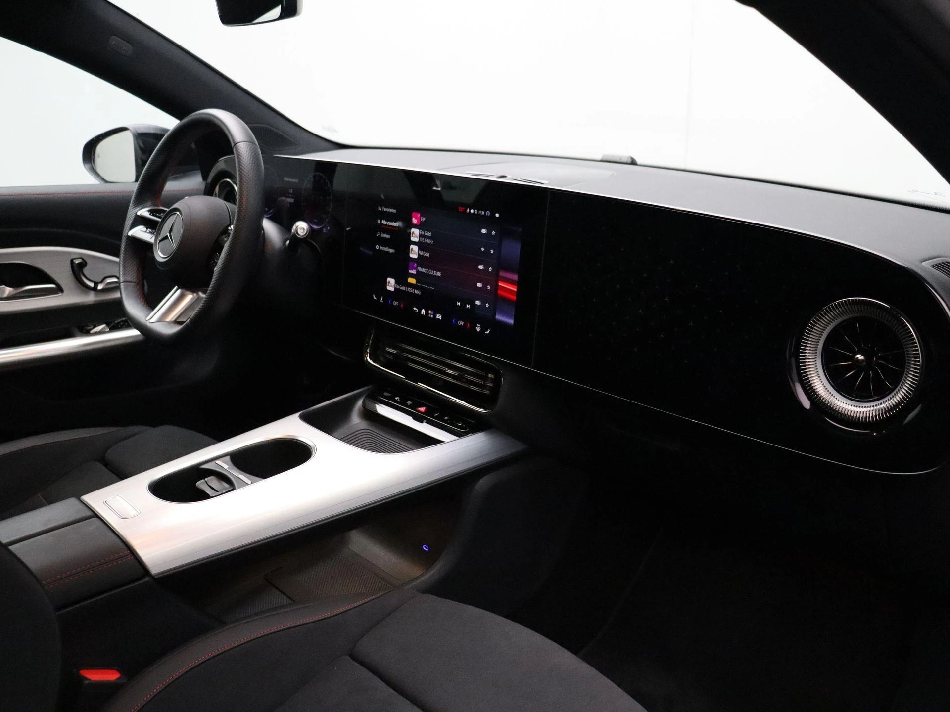 Mercedes-Benz-CLA-image-27