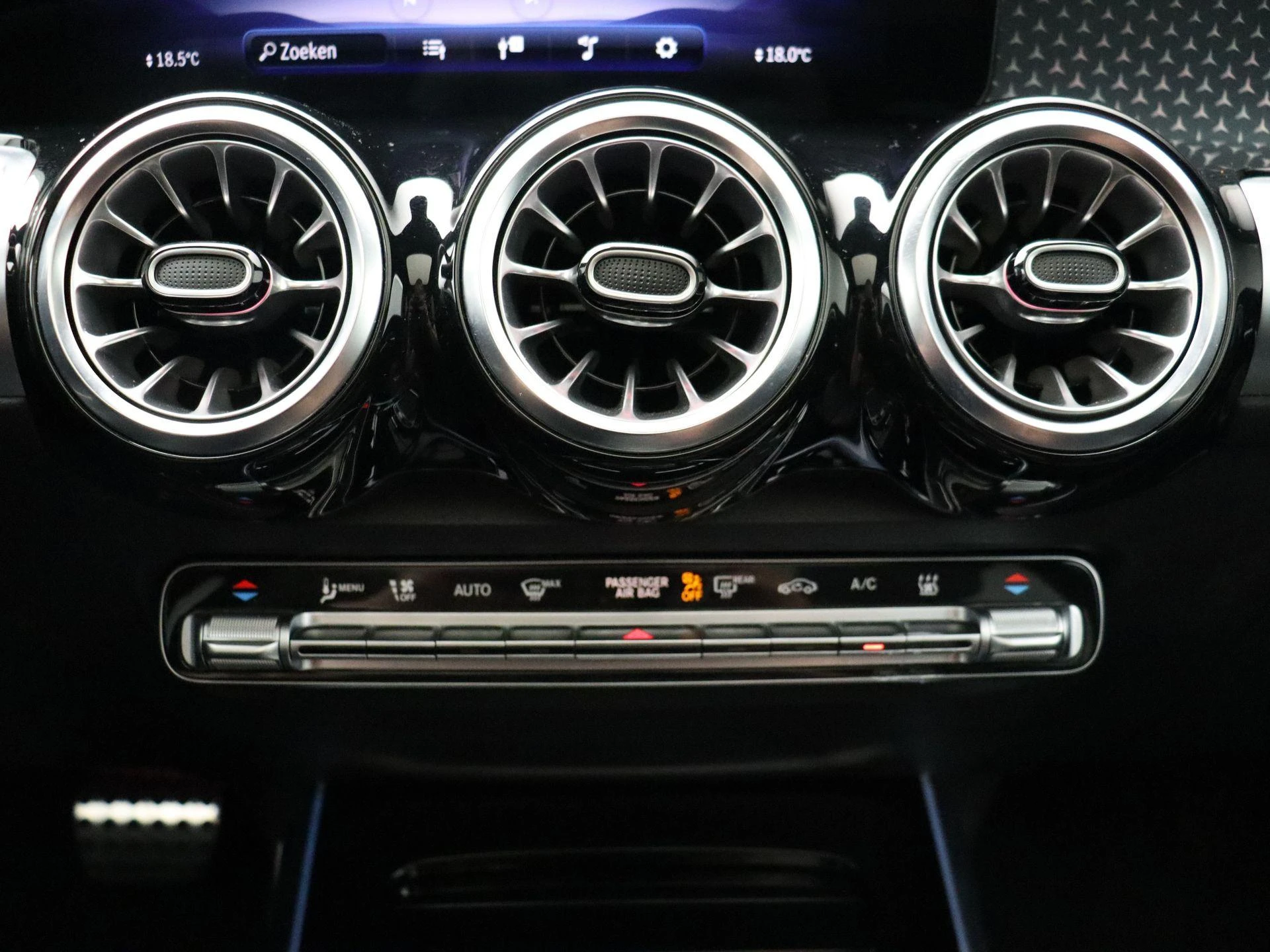 Mercedes-Benz-EQB-image-22