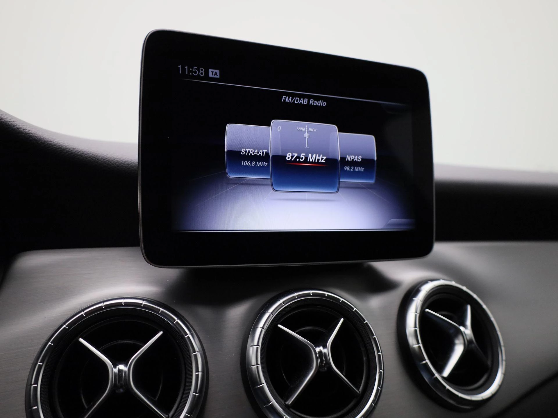 Mercedes-Benz-CLA-image-20
