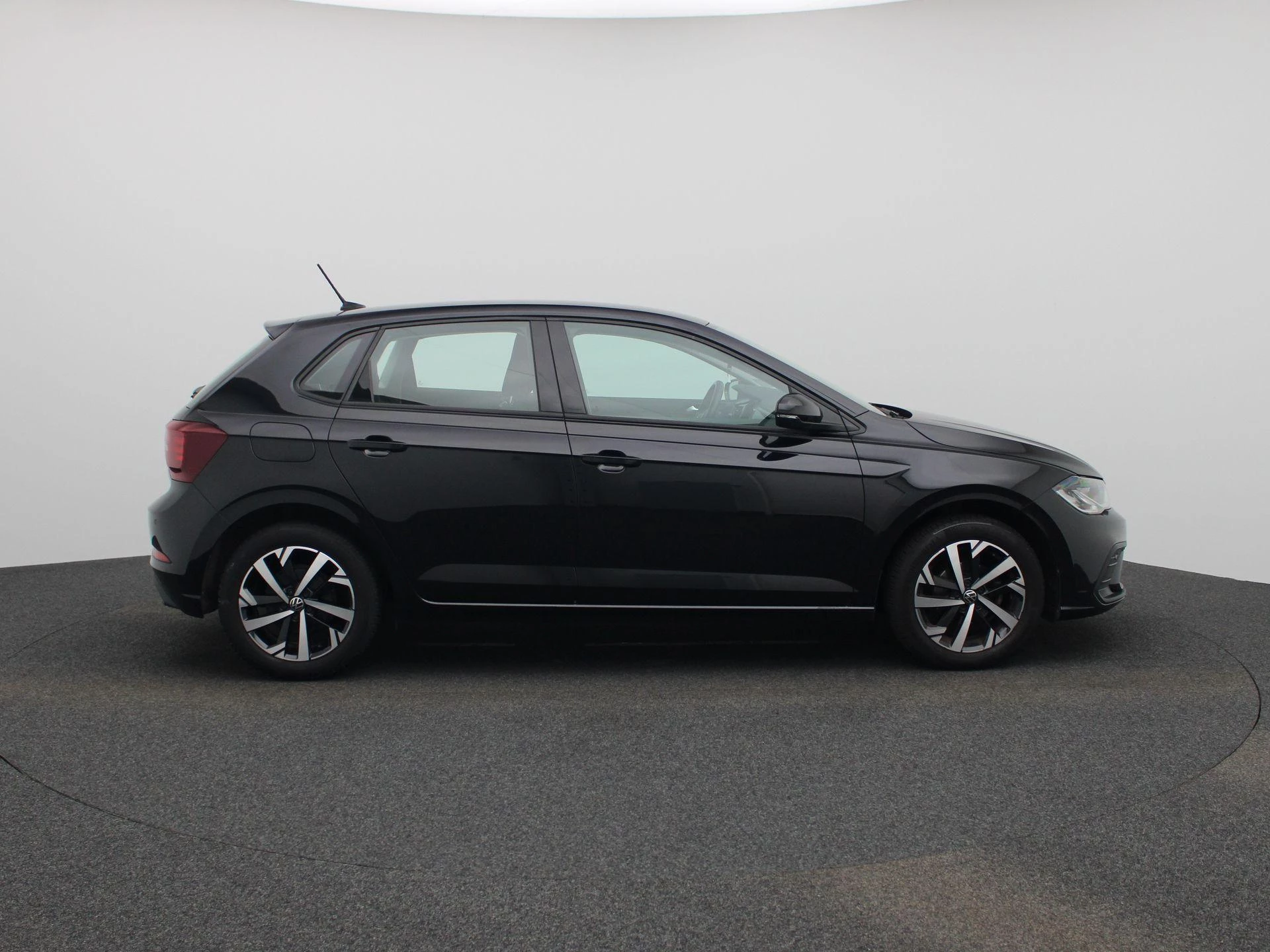 Volkswagen-Polo-image-5