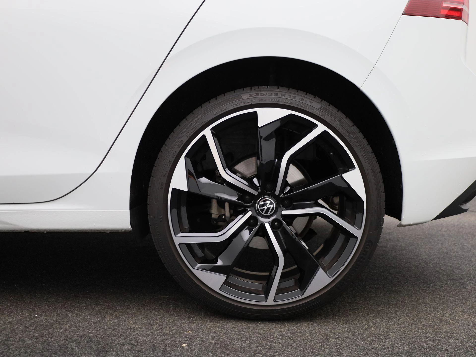 Volkswagen-Golf-image-12