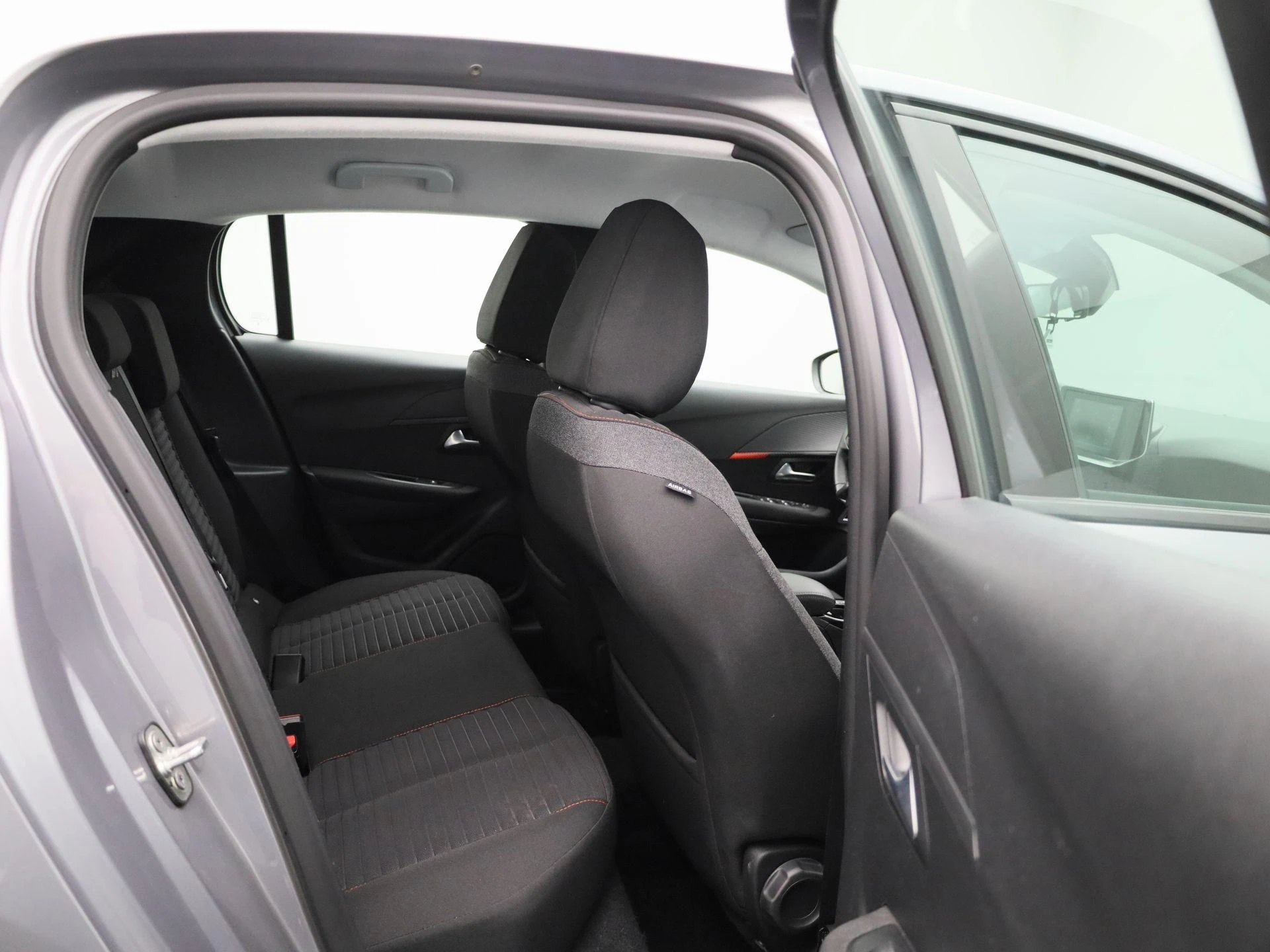Peugeot-e-208-image-35