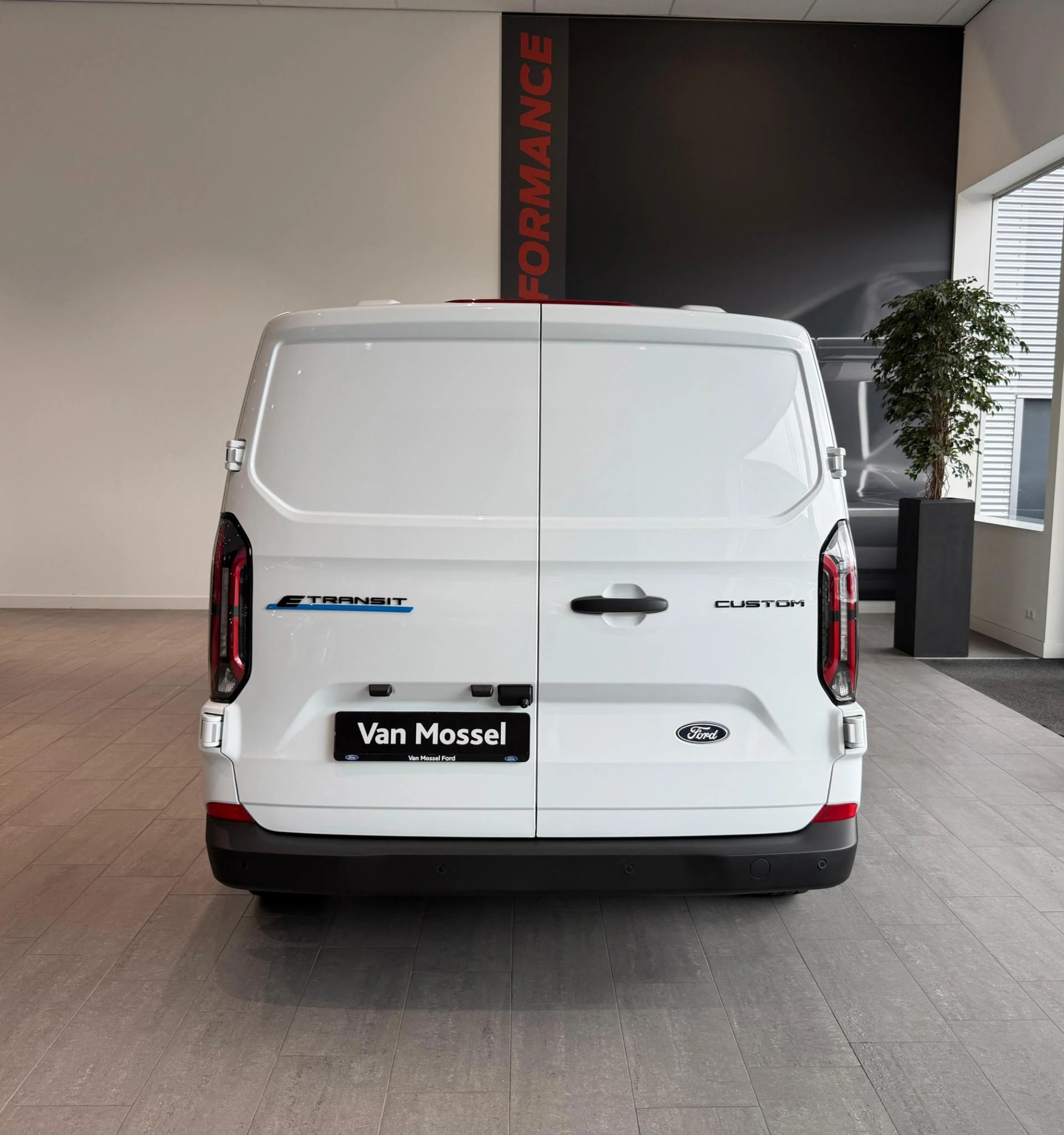 Ford-E-Transit Custom-image-4