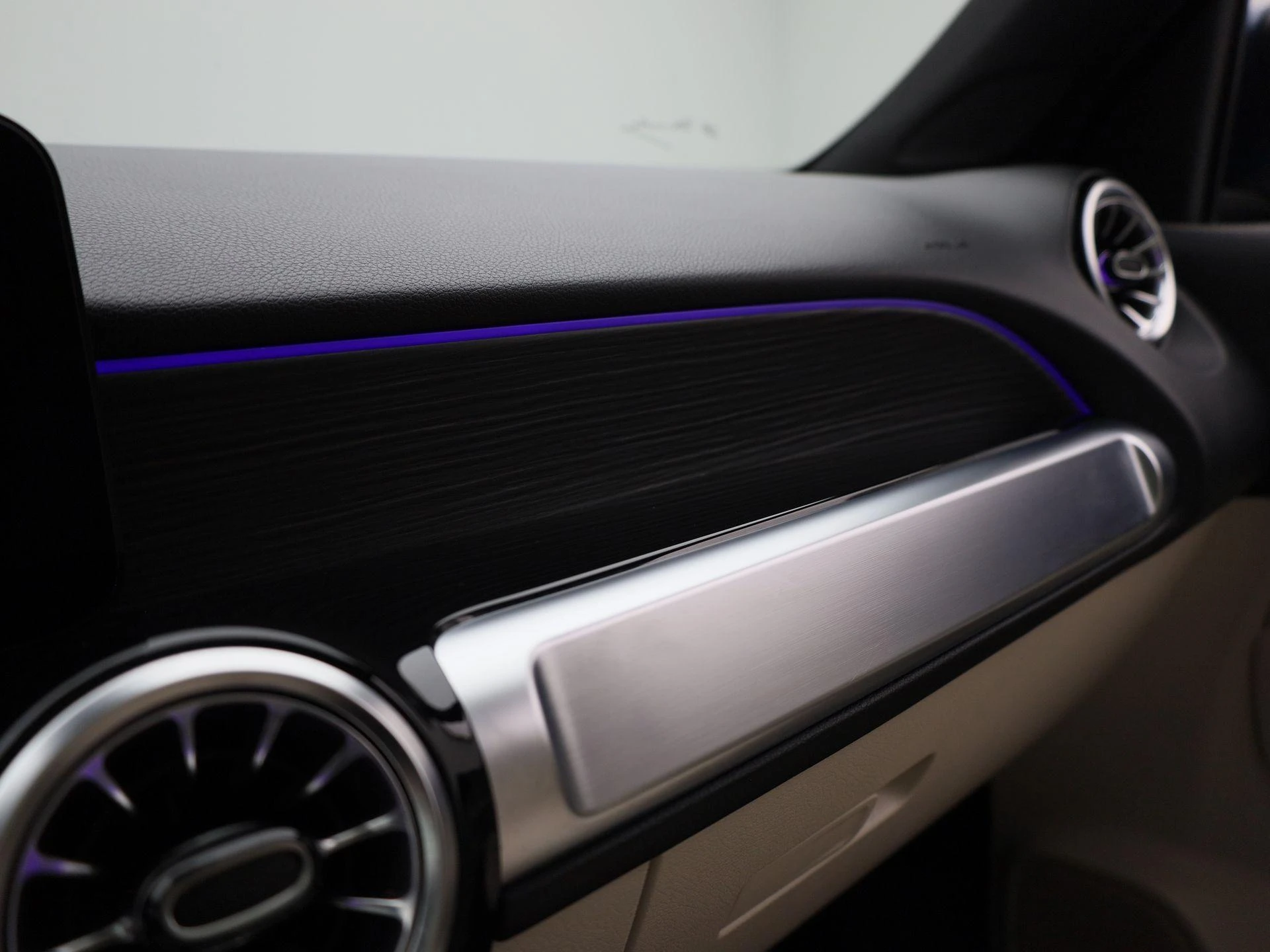 Mercedes-Benz-EQB-image-37