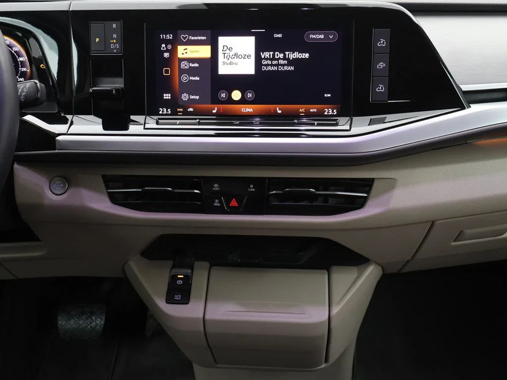 Volkswagen-Multivan-image-17