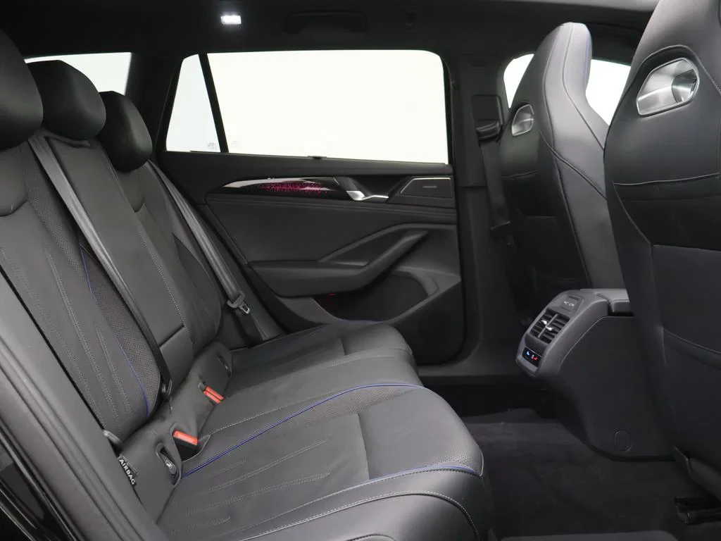 Volkswagen-Passat-image-14