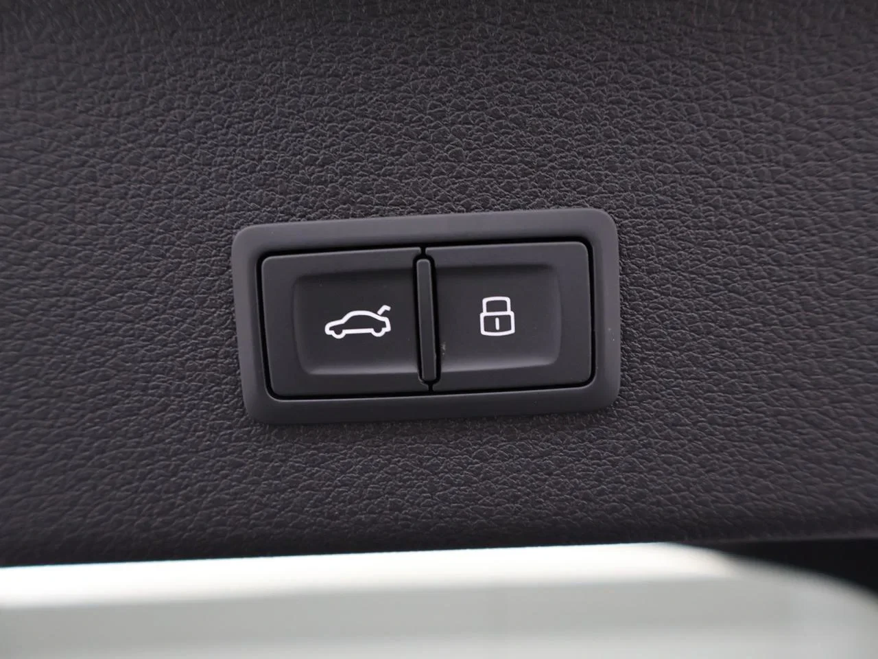 Audi e-tron Sportback Audi e-tron Sportback S-line 55 quattro 408PK *BRUINE LEDER*NAVI*APP CONNECT*BLTH*CRUISE*SPORTZETELS*CAMERA*ZETELVERWARMING*...