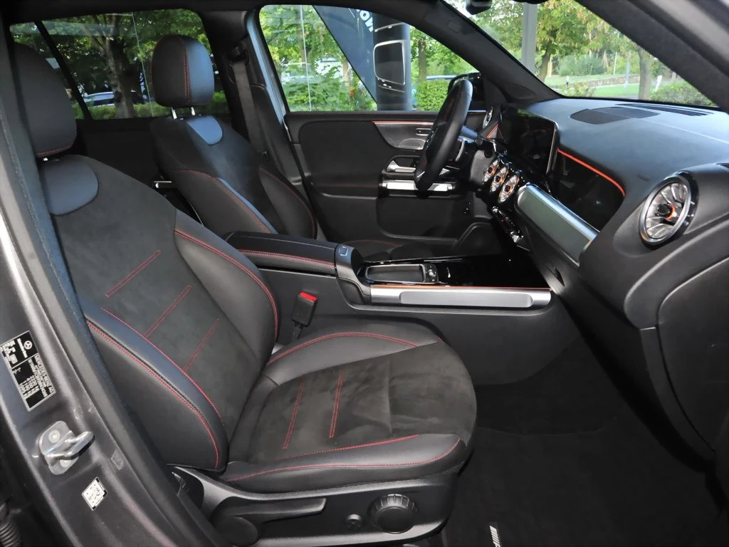 Mercedes-Benz-GLB 200 d-image-12