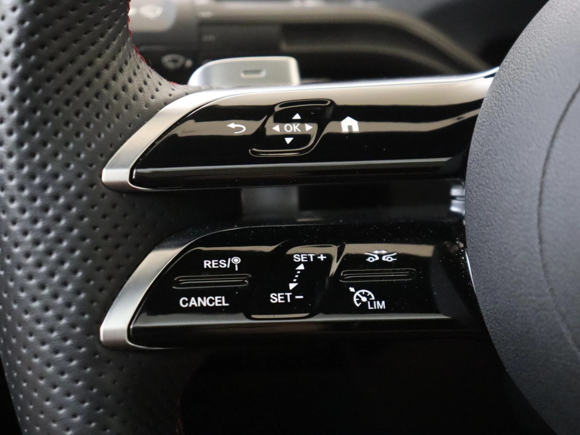 Mercedes-Benz-CLA-image-12