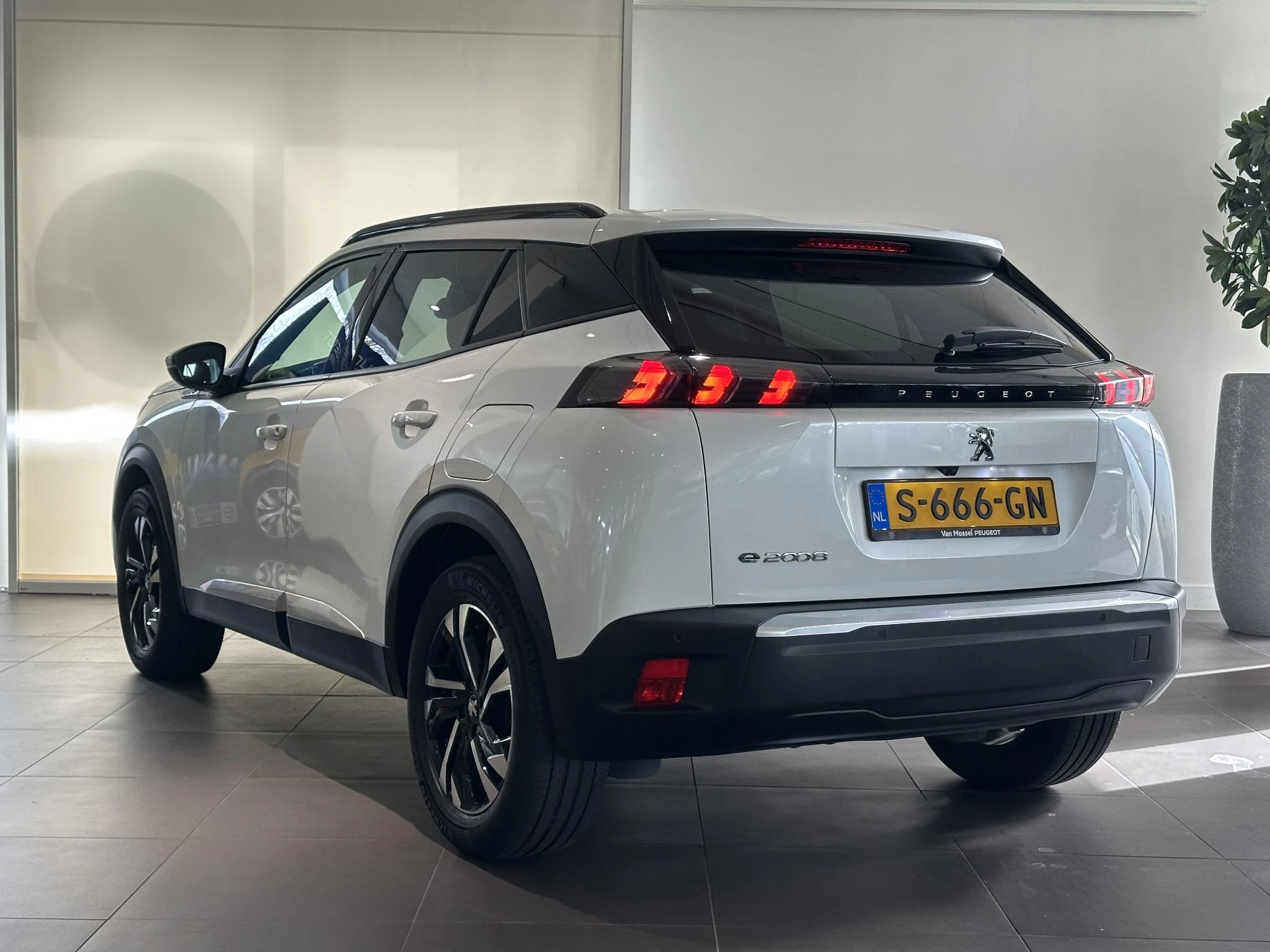 Peugeot-e-2008-image-6