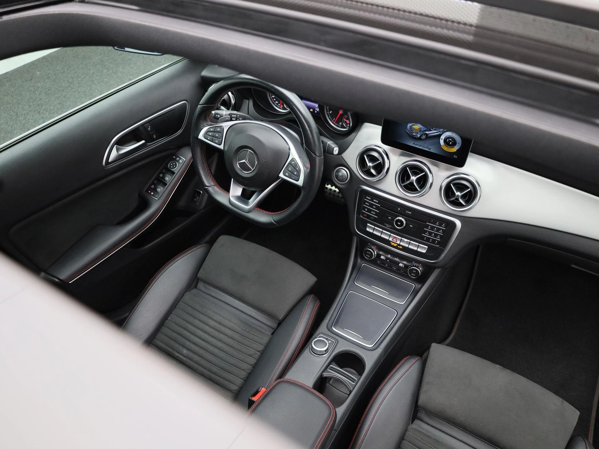 Mercedes-Benz-GLA-image-44