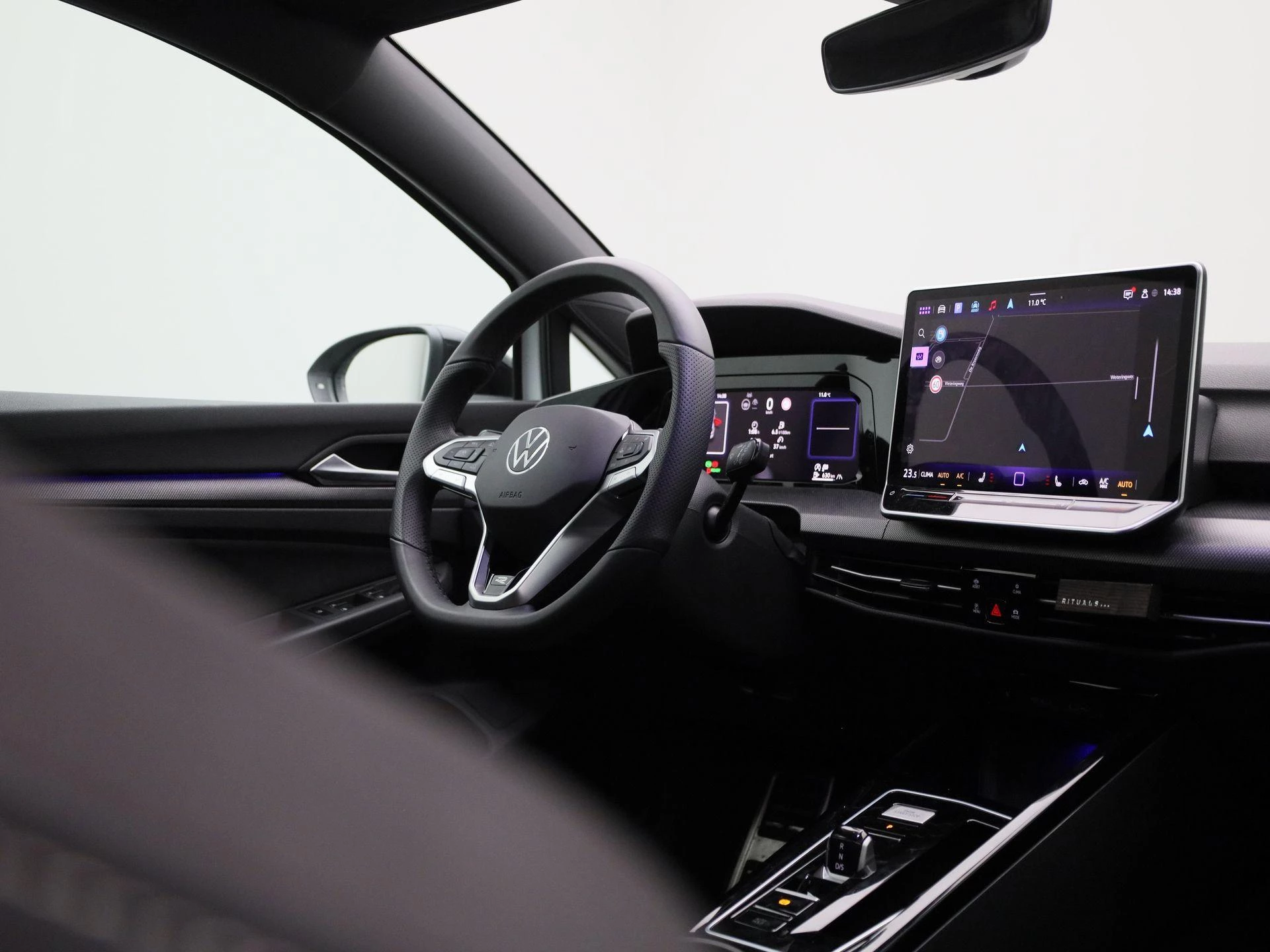 Volkswagen-Golf-image-32