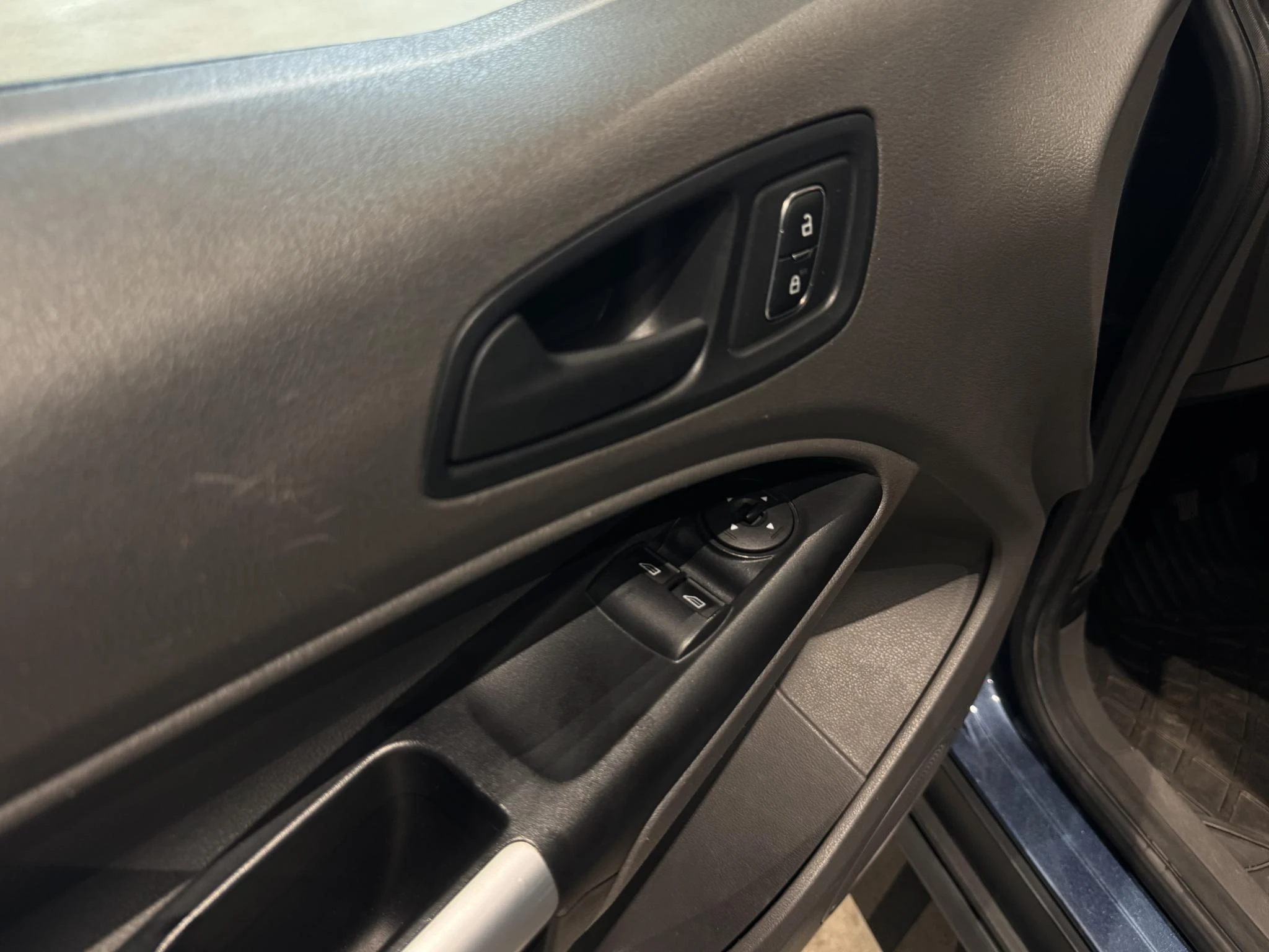 Ford-Transit Connect-image-9