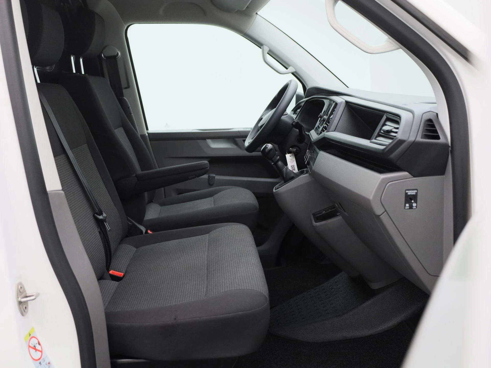Volkswagen-Transporter-image-11