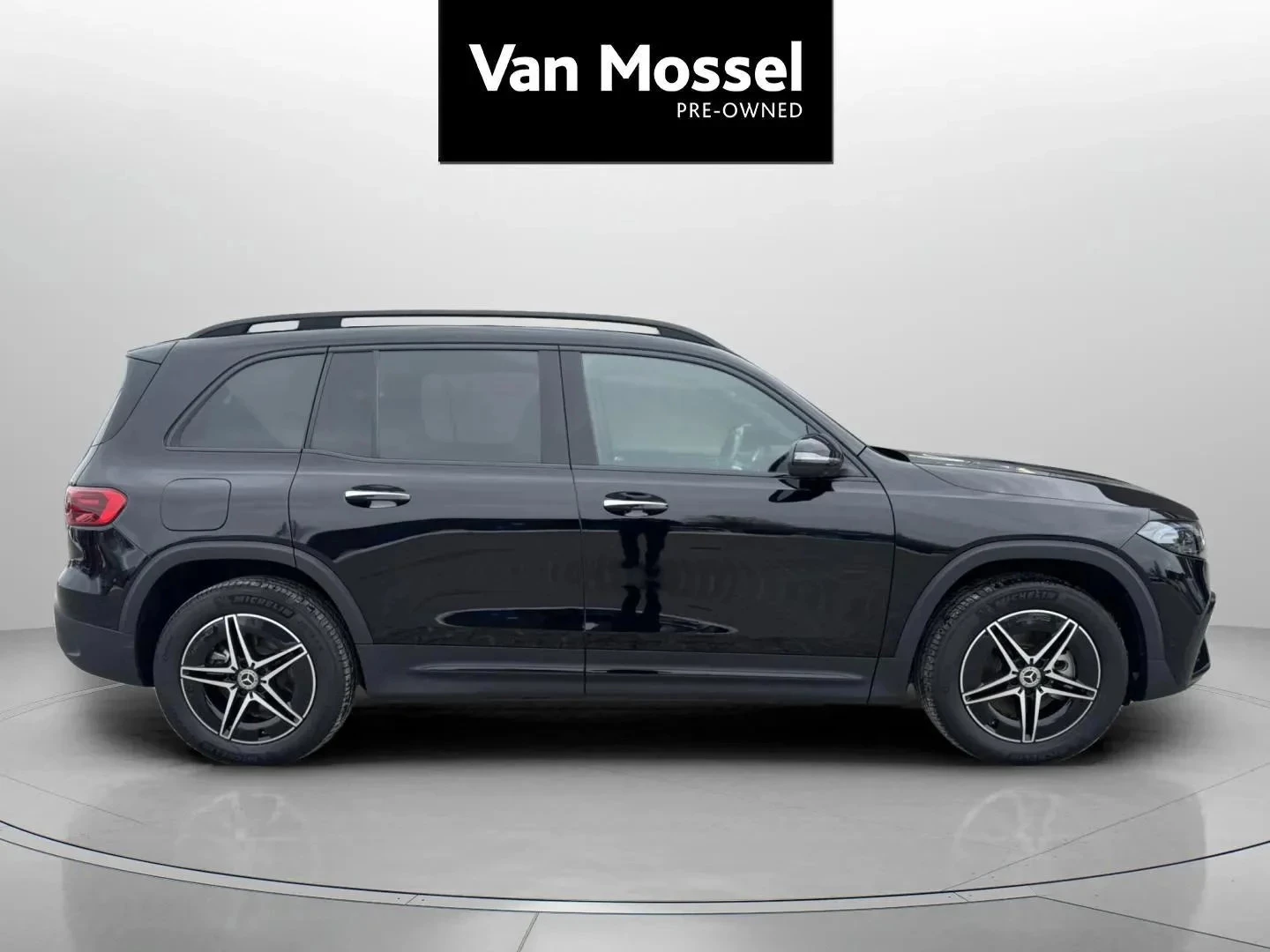 Mercedes-Benz-EQB-image-3