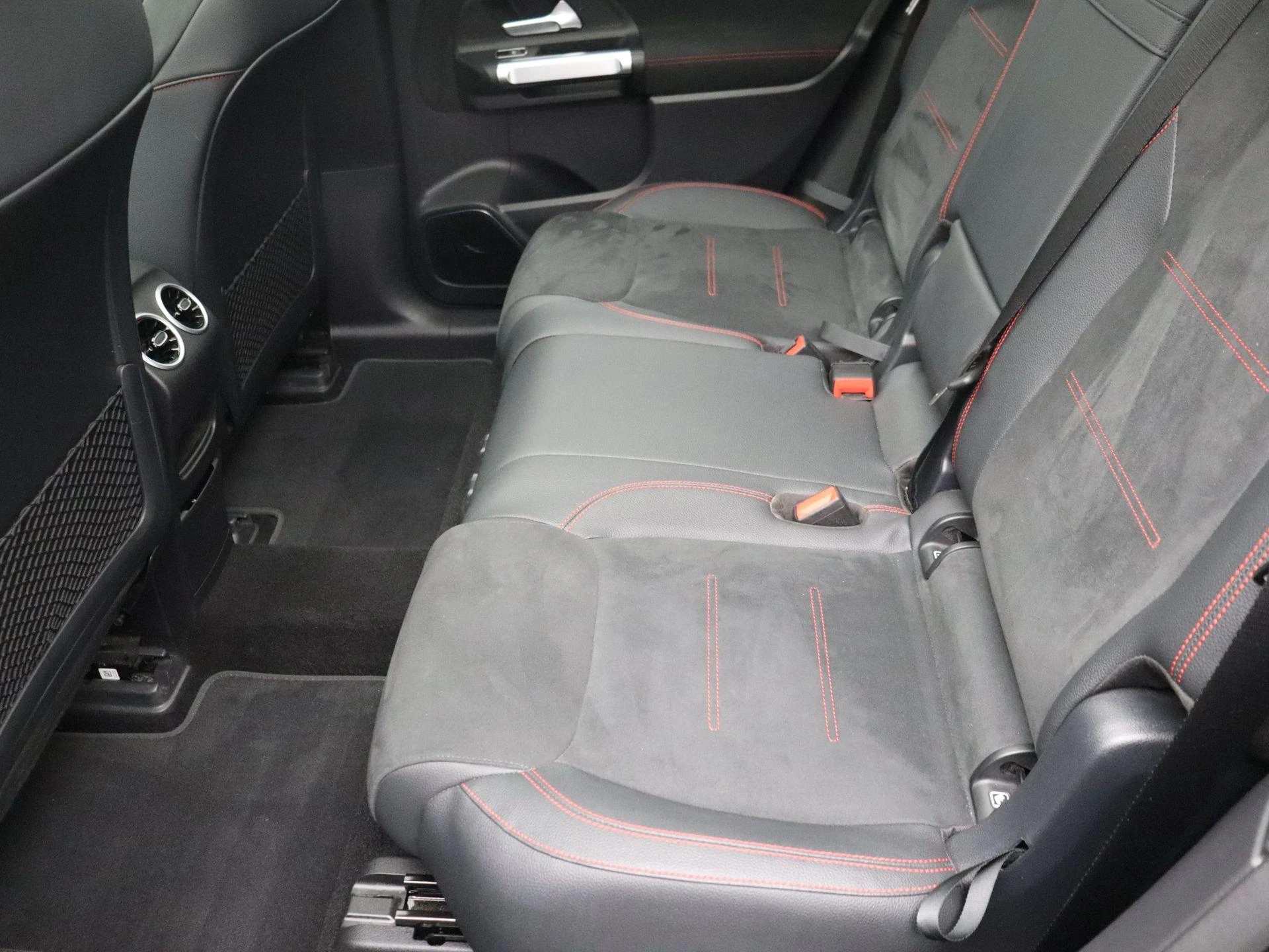 Mercedes-Benz-EQB-image-18