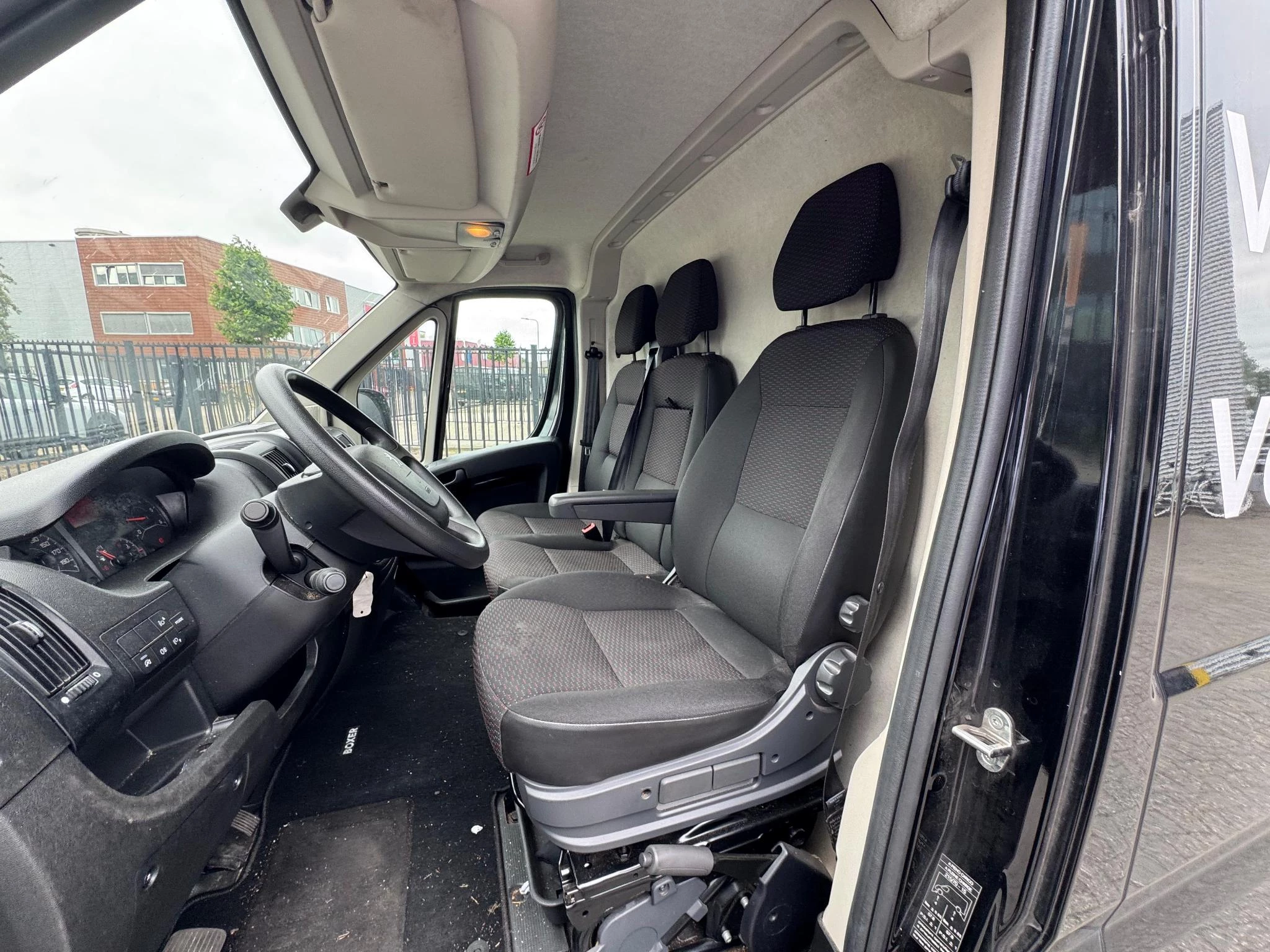 Peugeot Boxer 330 2.2 BlueHDi 120 L2H2 Asphalt