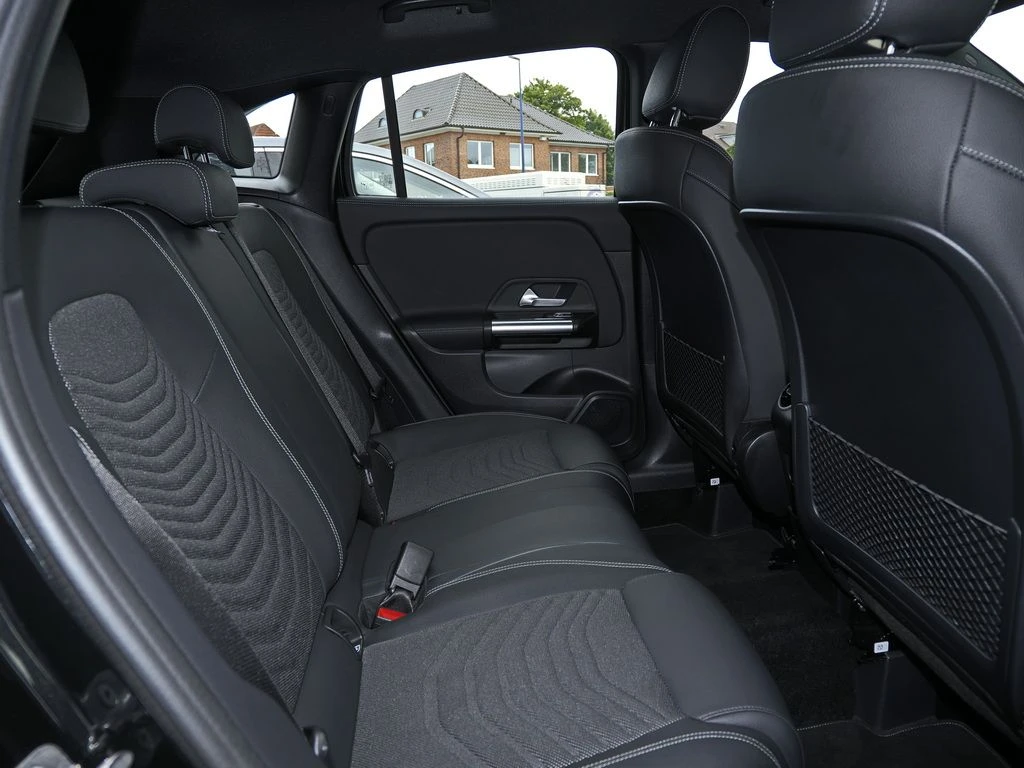 Mercedes-Benz-GLA 200 d-image-13