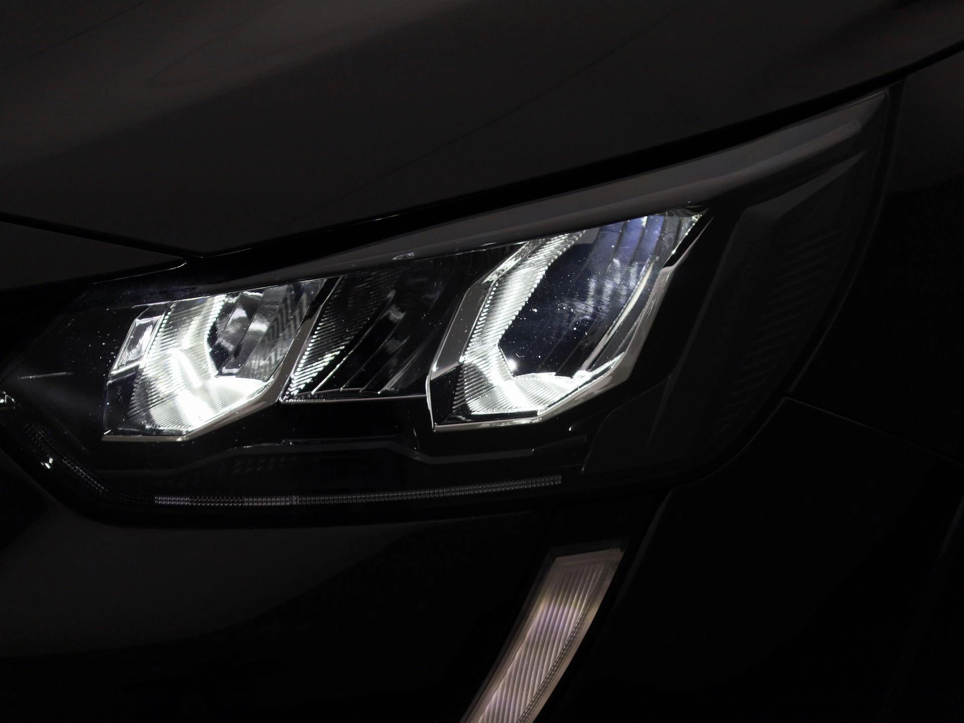 Peugeot-e-208-image-13