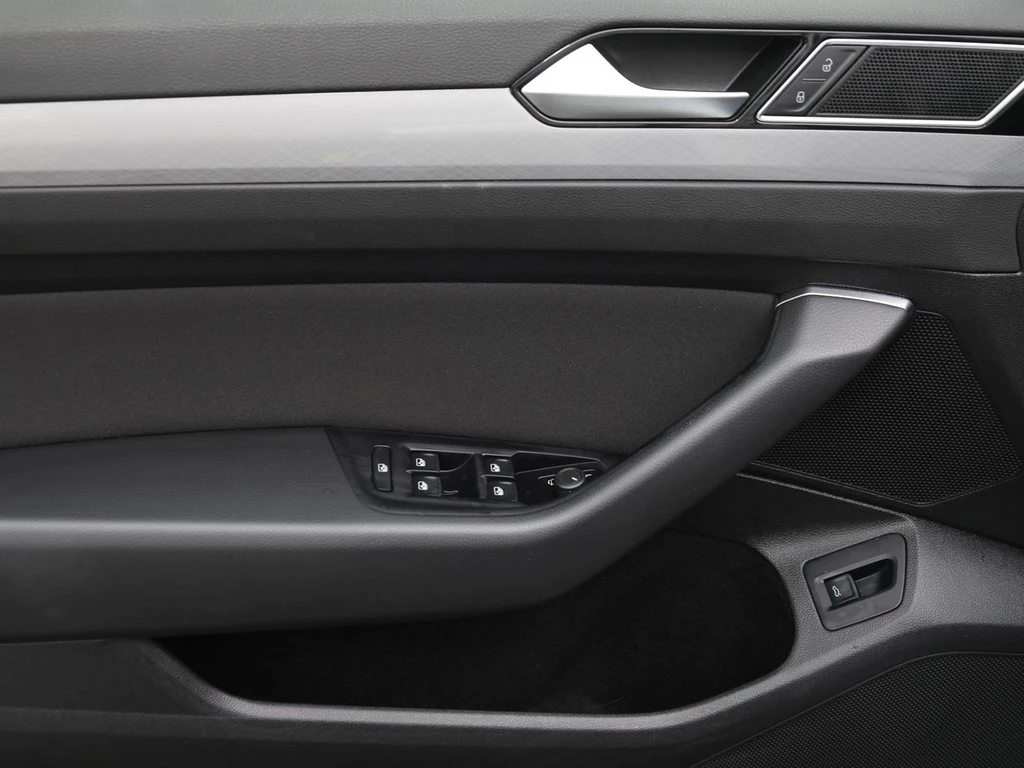 Volkswagen-Passat-image-15