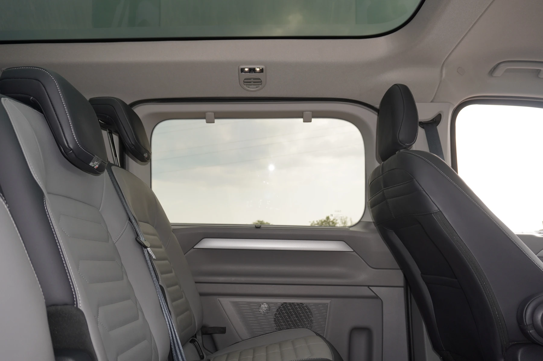 Volkswagen-Transporter-image-18