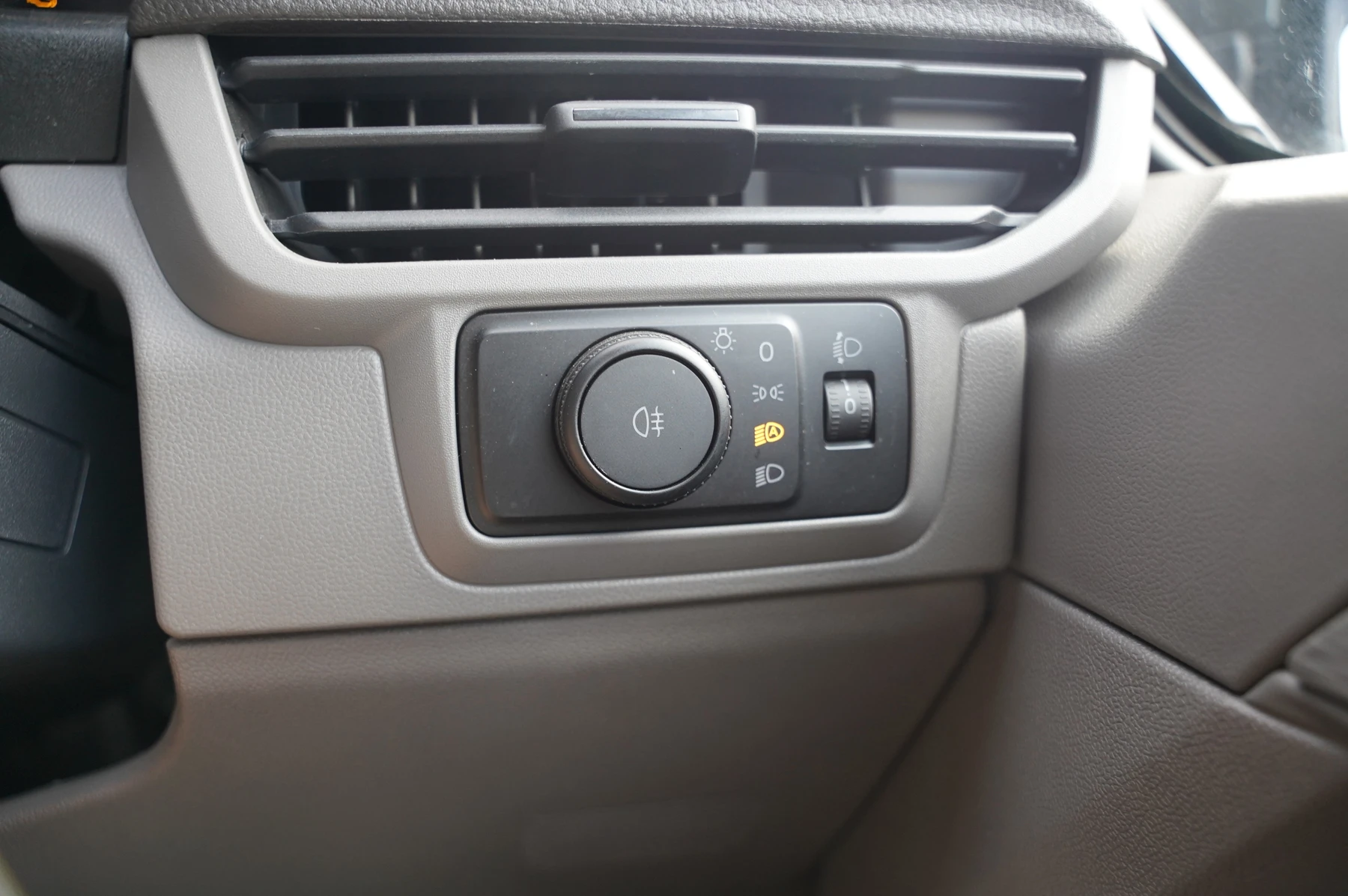 Volkswagen-Transporter-image-15