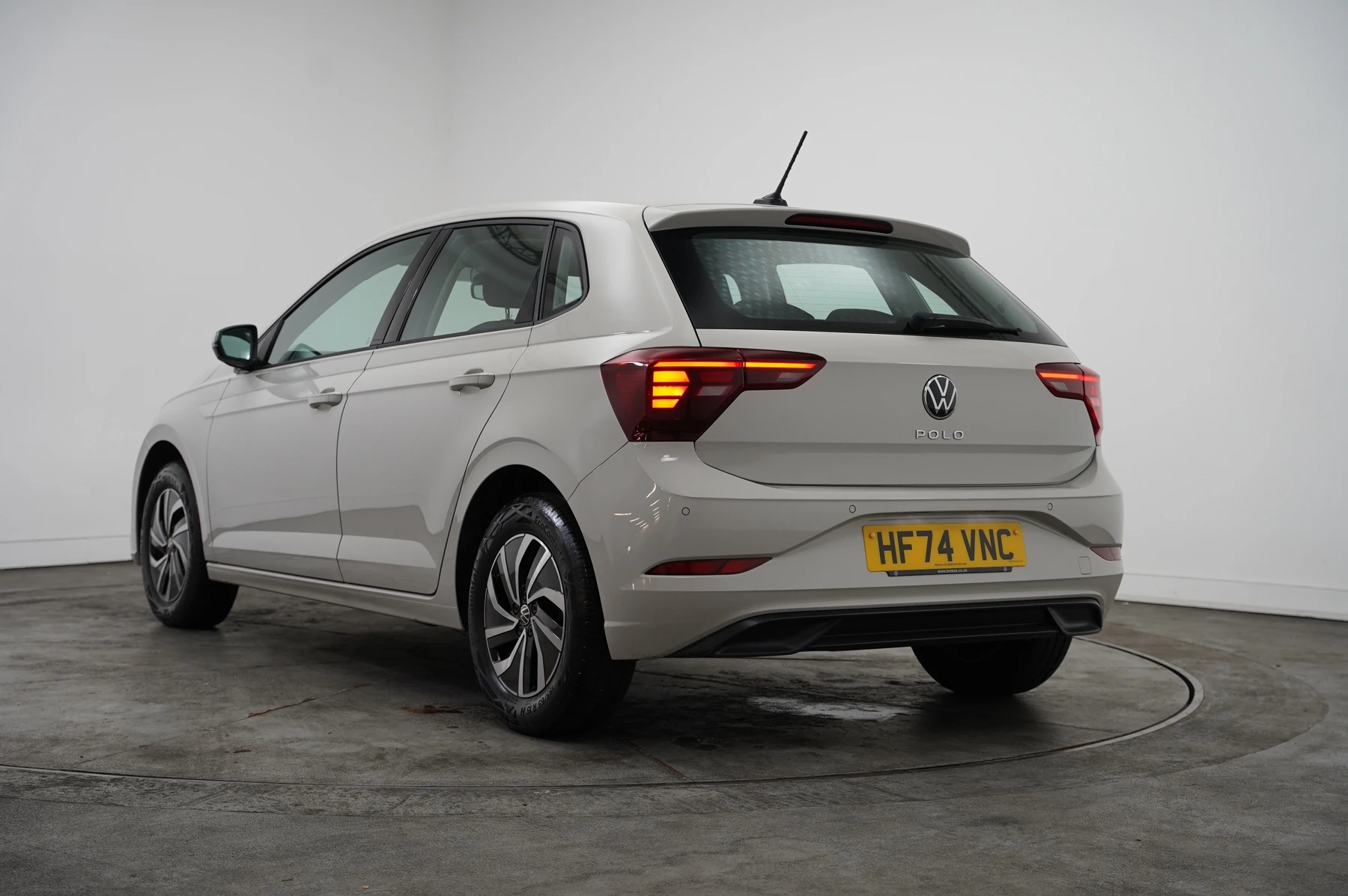 Volkswagen-Polo-image-2