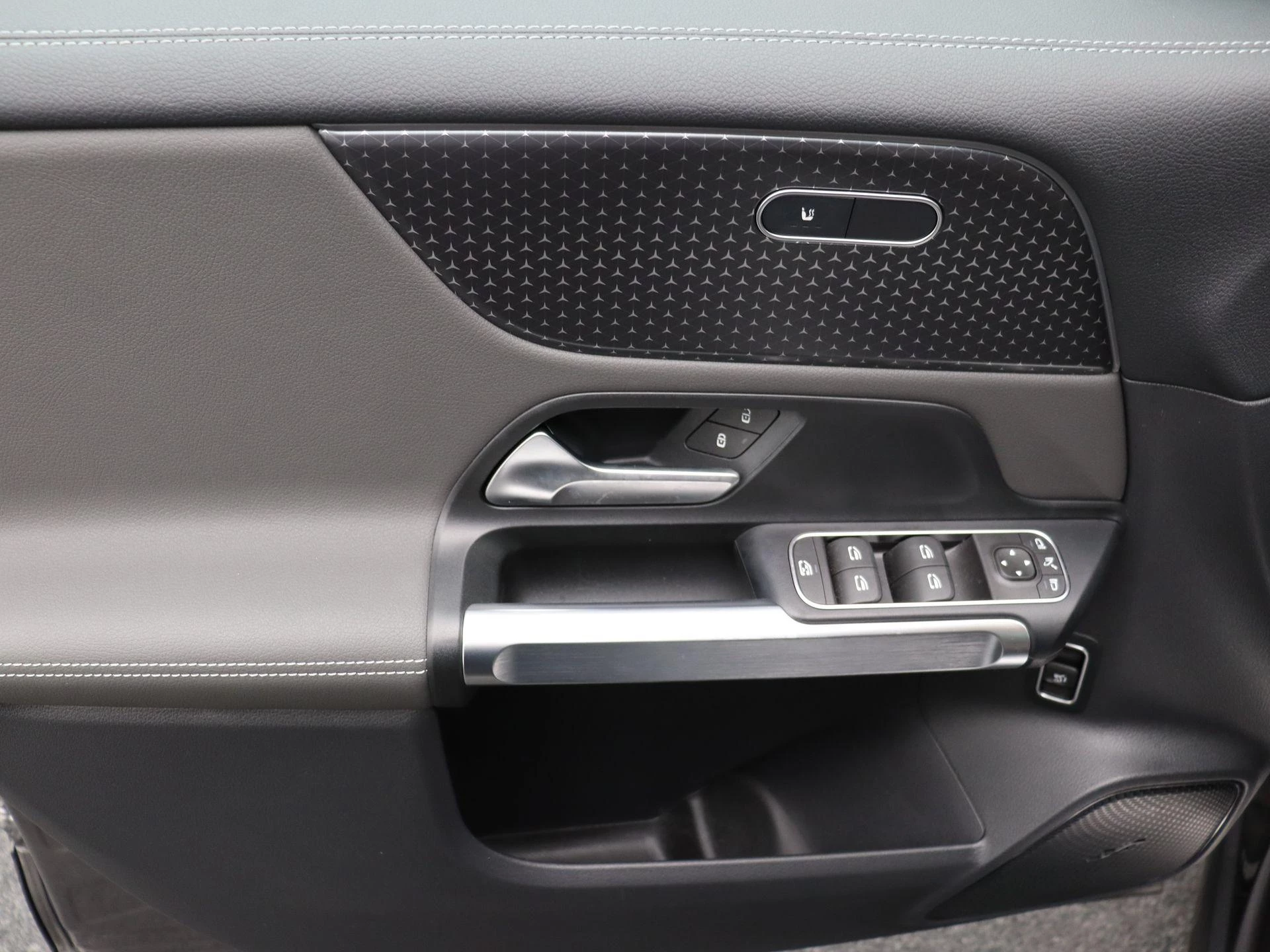 Mercedes-Benz-EQB-image-7