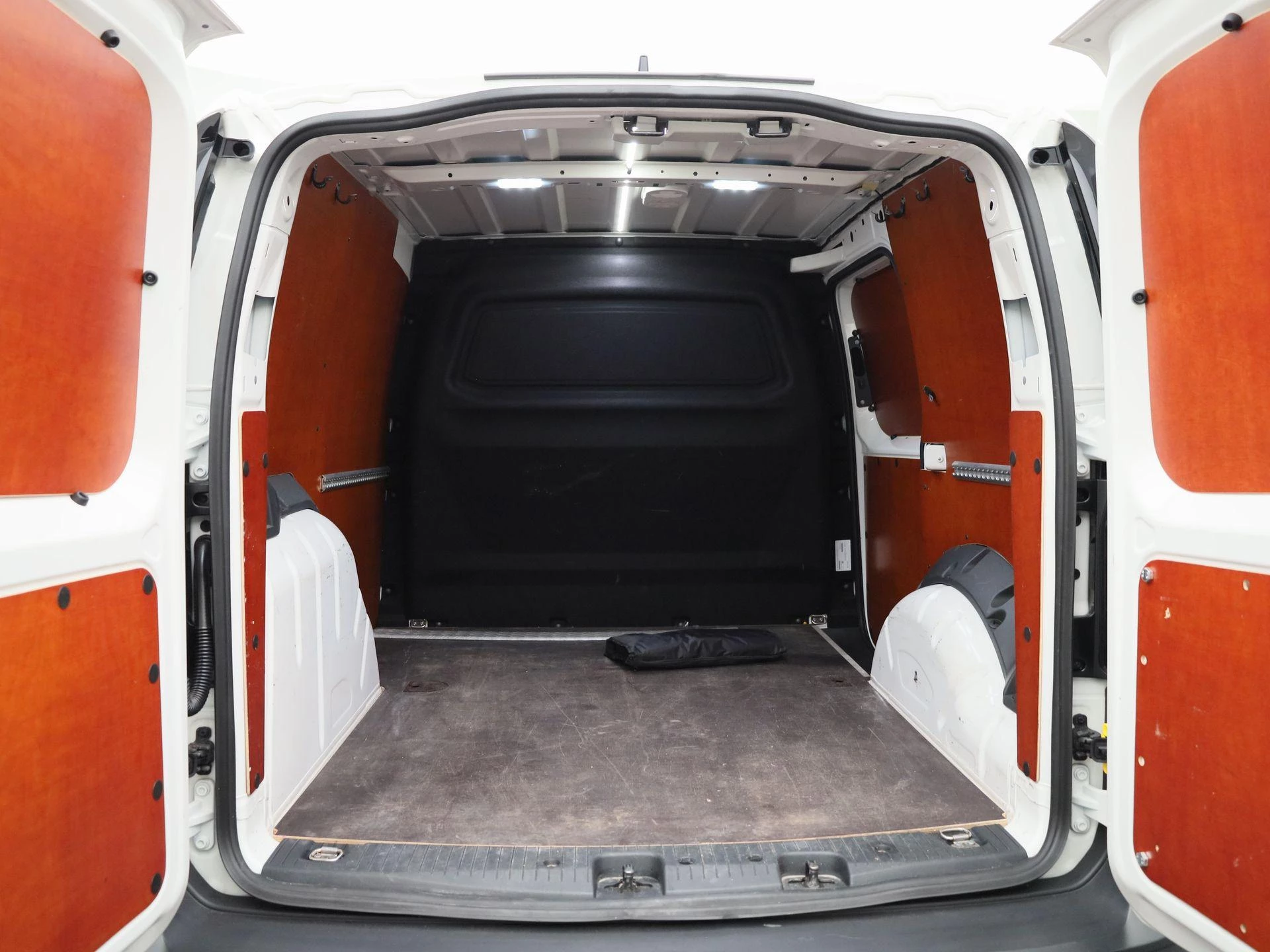 Volkswagen-Caddy-image-13