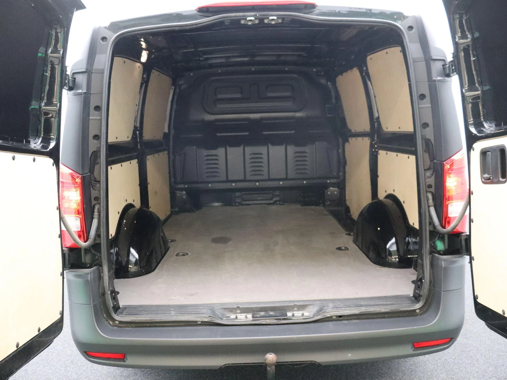 Mercedes-Benz-Vito-image-18