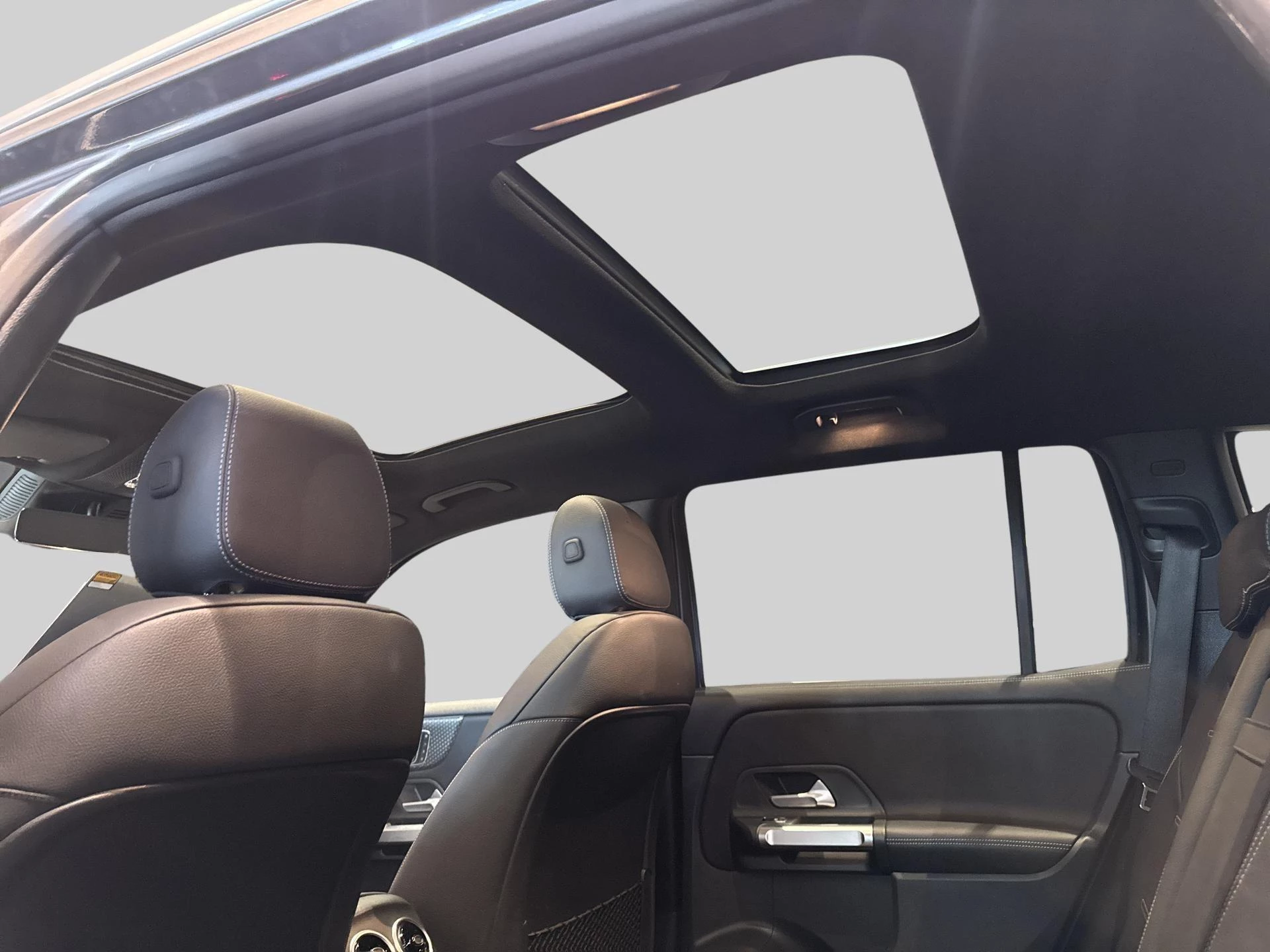 Mercedes-Benz GLB 200 Luxury Line + LEDER + PANO DAK + TREKHAAK + MULTIBEAM +