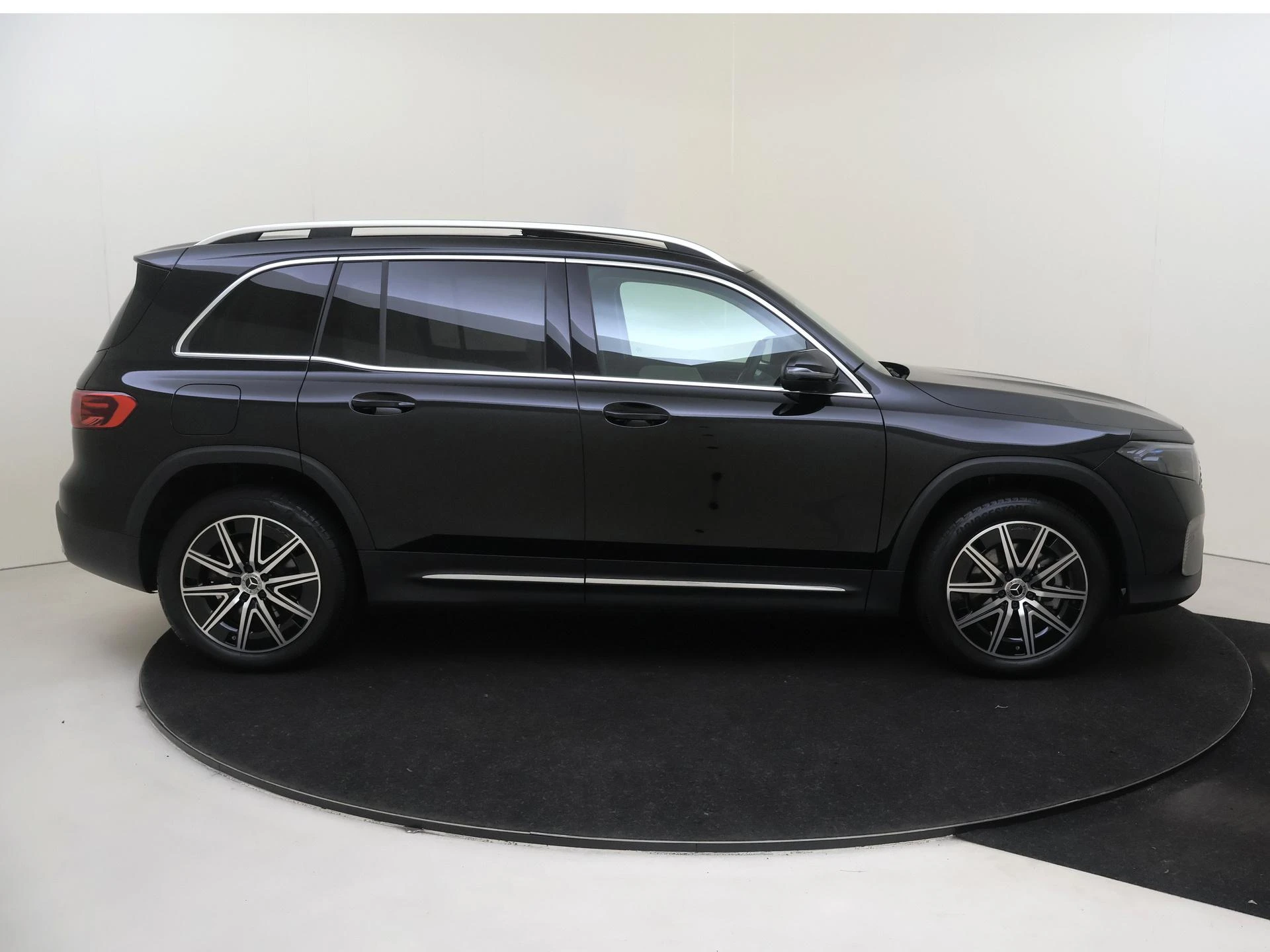 Mercedes-Benz-EQB-image-8