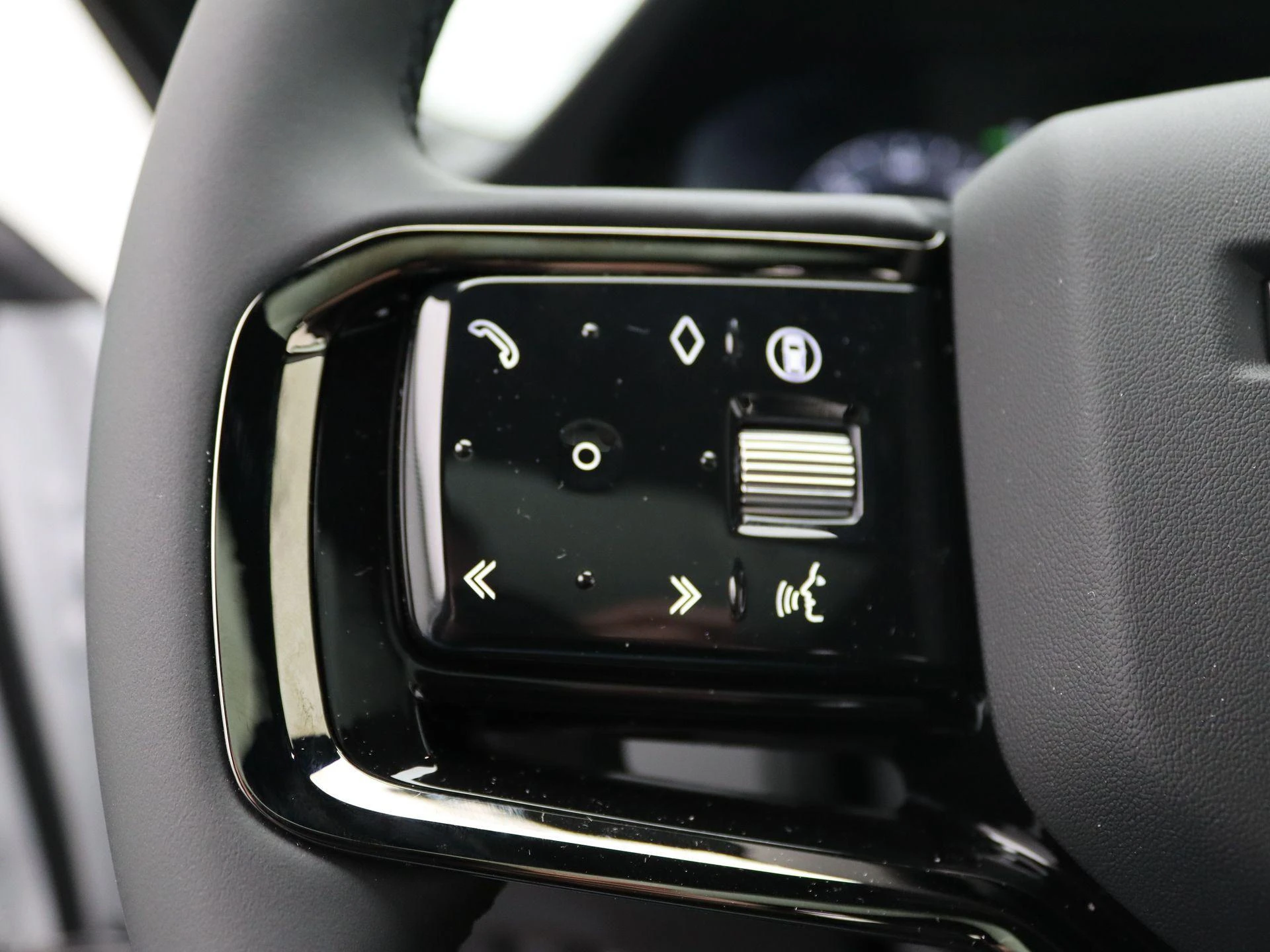 Land Rover-Range Rover Evoque-image-23
