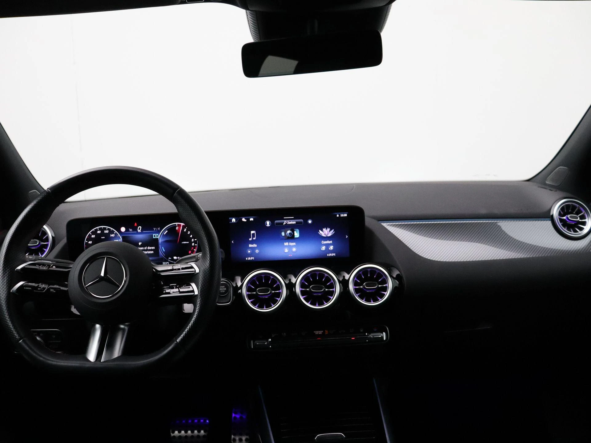 Mercedes-Benz-GLA-image-22