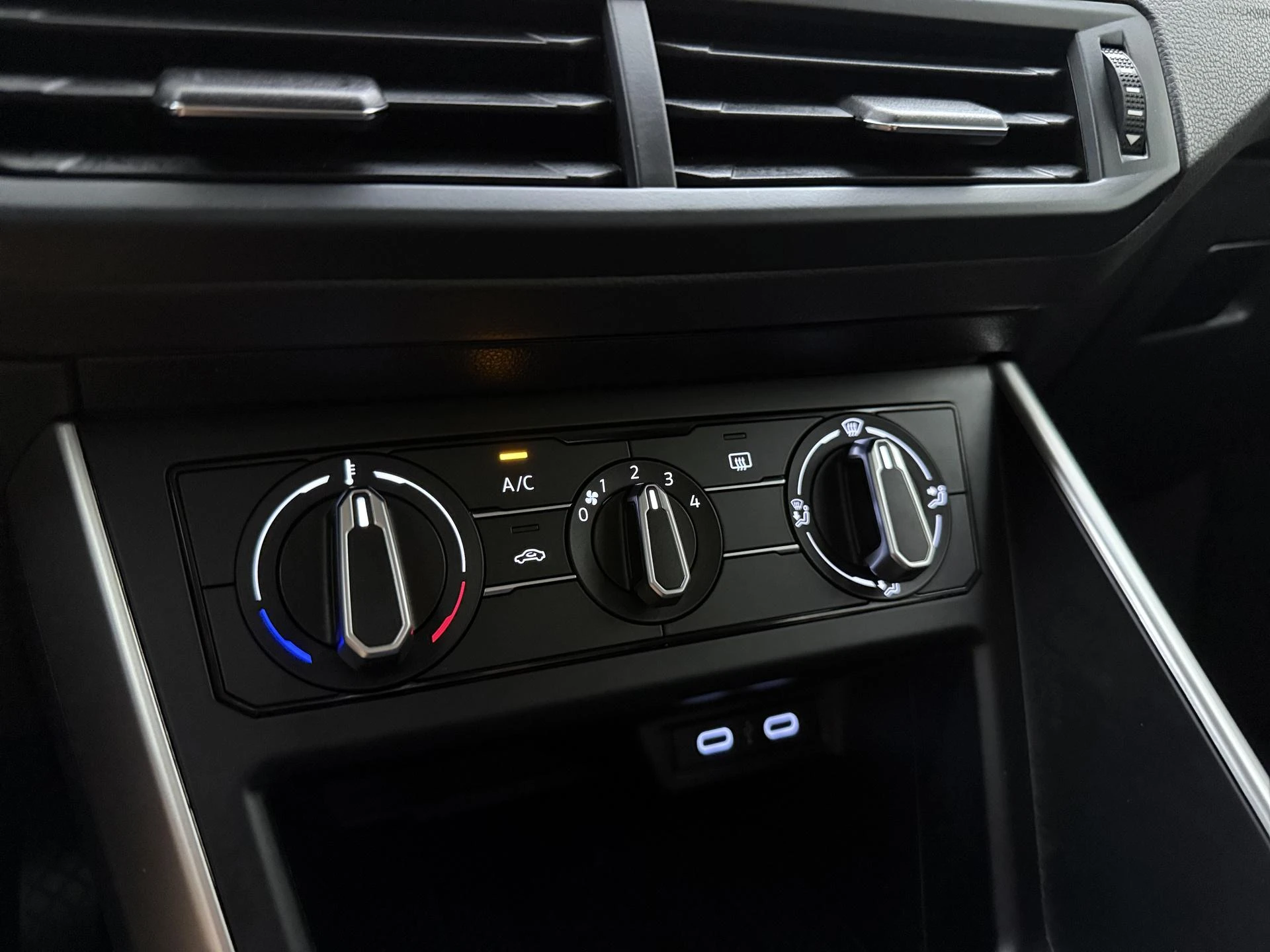 Volkswagen-Polo-image-17