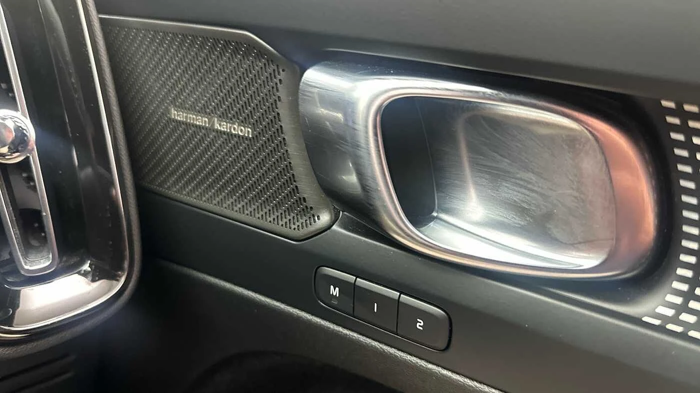 Volvo-EX40-image-38