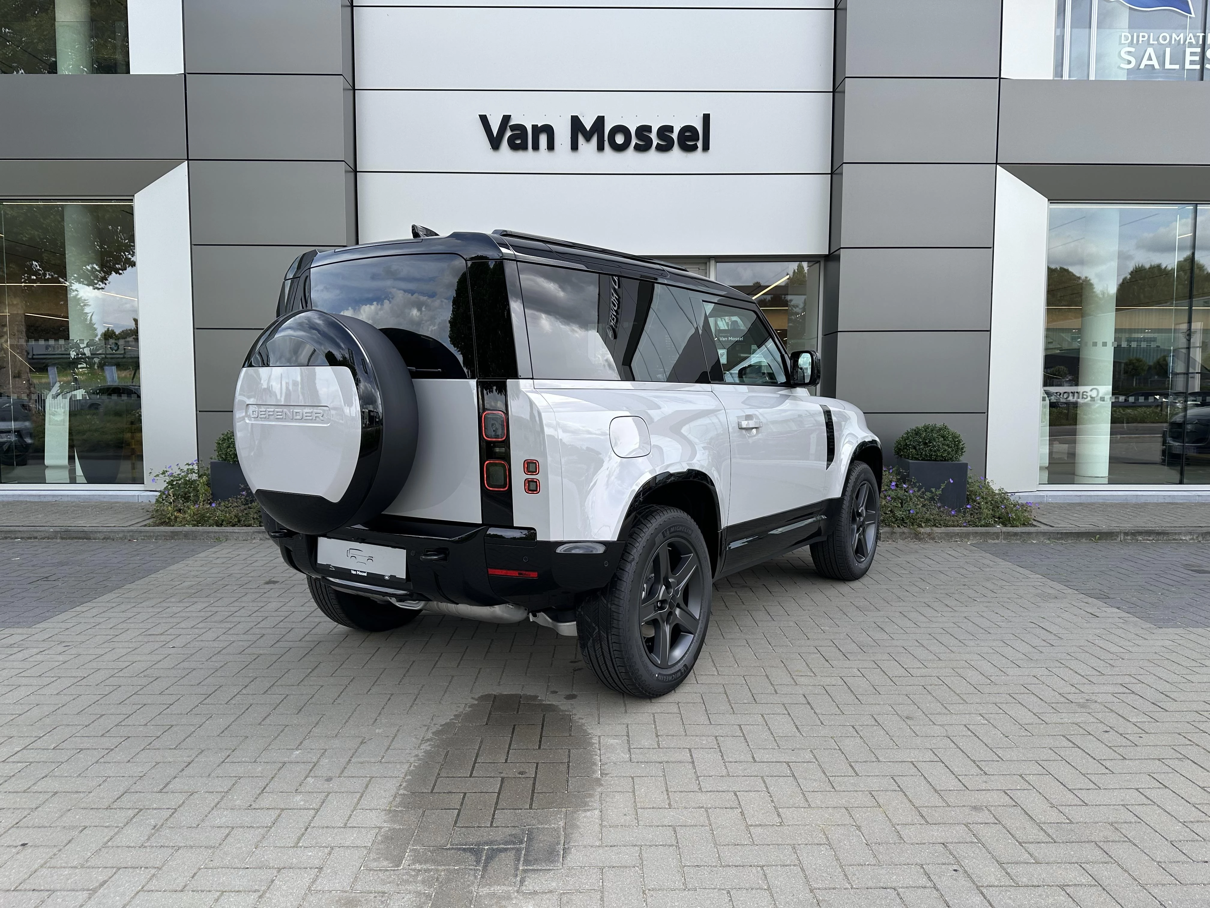 Land Rover-Defender-image-6